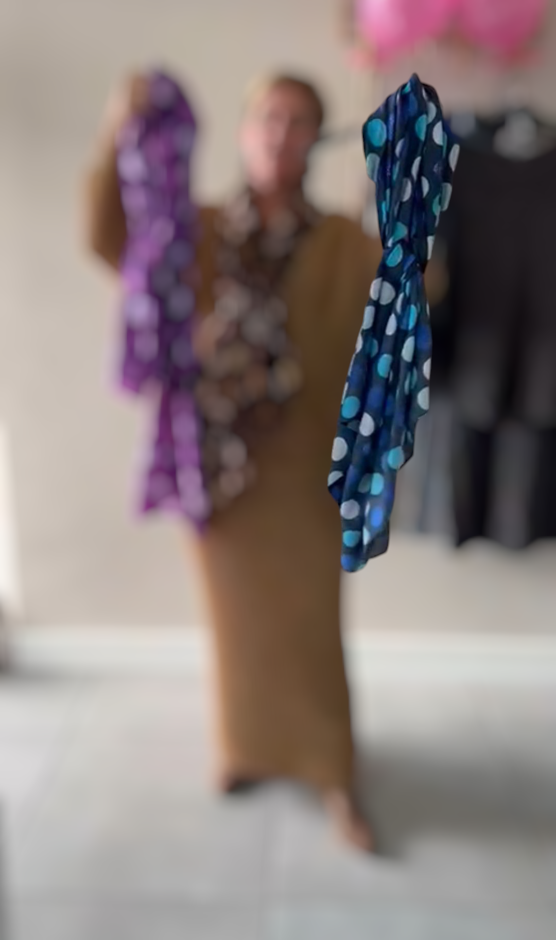 Bella; dames sjaal met stippen en een subtiele glimmer - Blauw