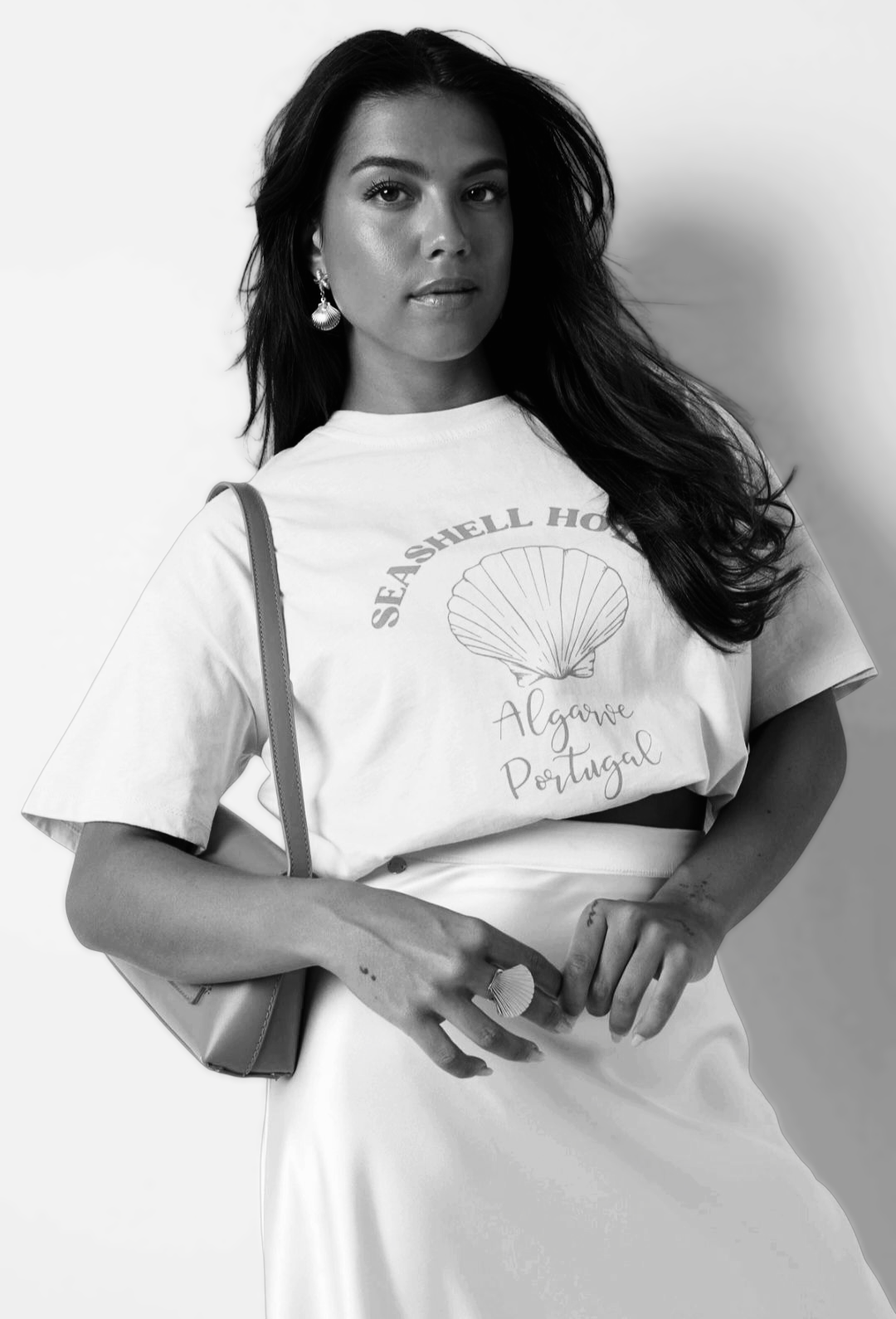 Dames wit t-shirt met blauwe opdruk en tekst; 'Seashell hotel' - Wit/ blauw | Tee Time collectie