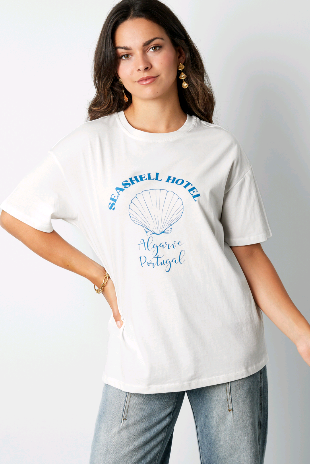 Dames wit t-shirt met blauwe opdruk en tekst; 'Seashell hotel' - Wit/ blauw | Tee Time collectie