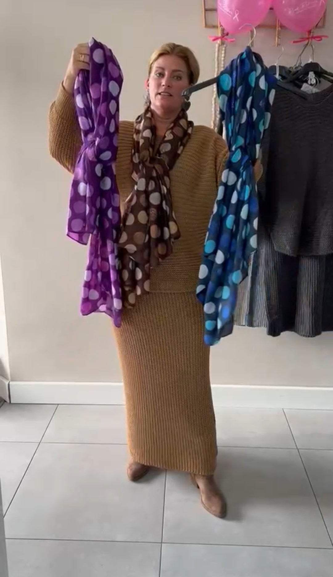 Bella; dames sjaal met stippen en een subtiele glimmer - Blauw
