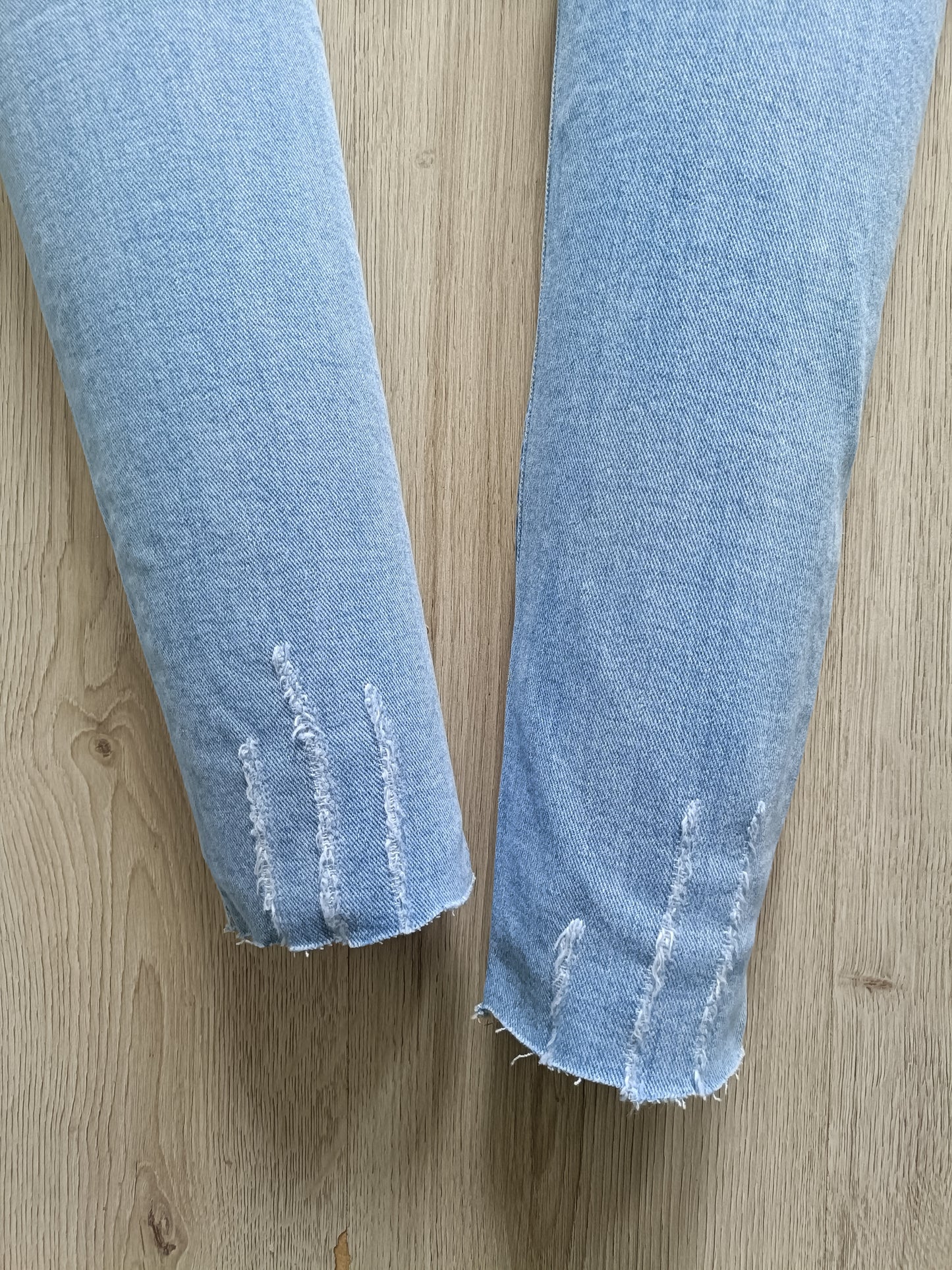 Goodies jeans Push up model voor dames met subtiele destroyed effecten.