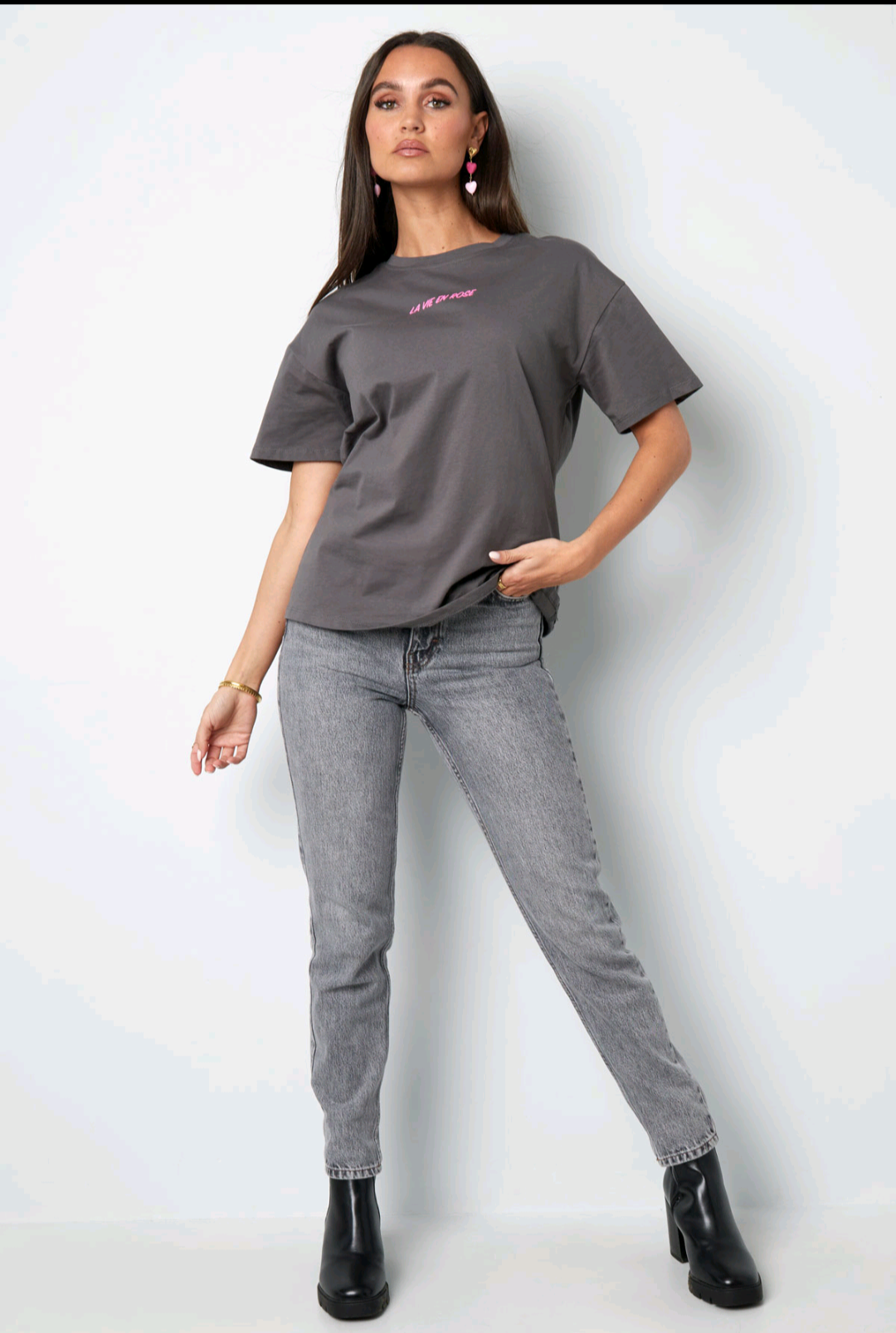 Gimme grijs dames t-shirt met roze tekst op de rug; 'La Vie en Rose' - Grijs/Roze | Tee Time collectie