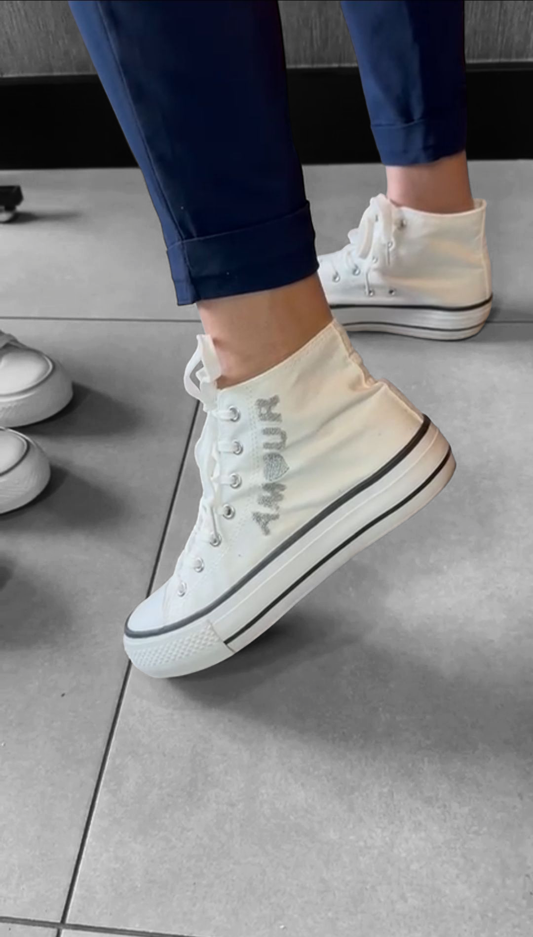 Witte hoge sneakers (Converse model) met grijze Teddy print; "Amour"