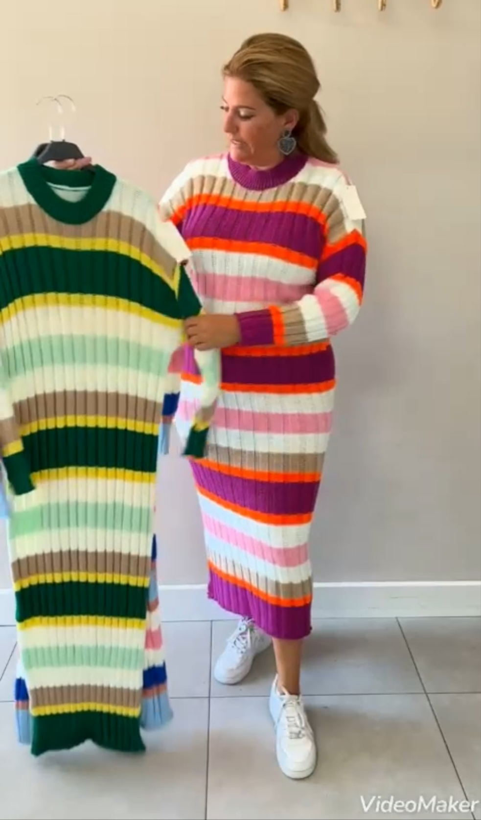 Dames trui jurk lang; met magenta, roze en oranje strepen.
