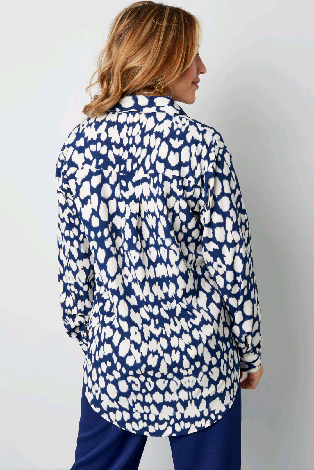 Lynn - Groene dames blouse panterprint met lange mouwen | Animal collectie