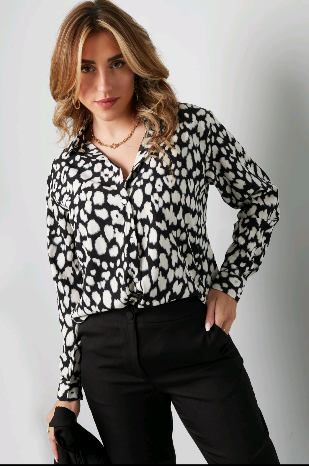 Lynn - Zwarte dames blouse panterprint met lange mouwen | Animal collectie