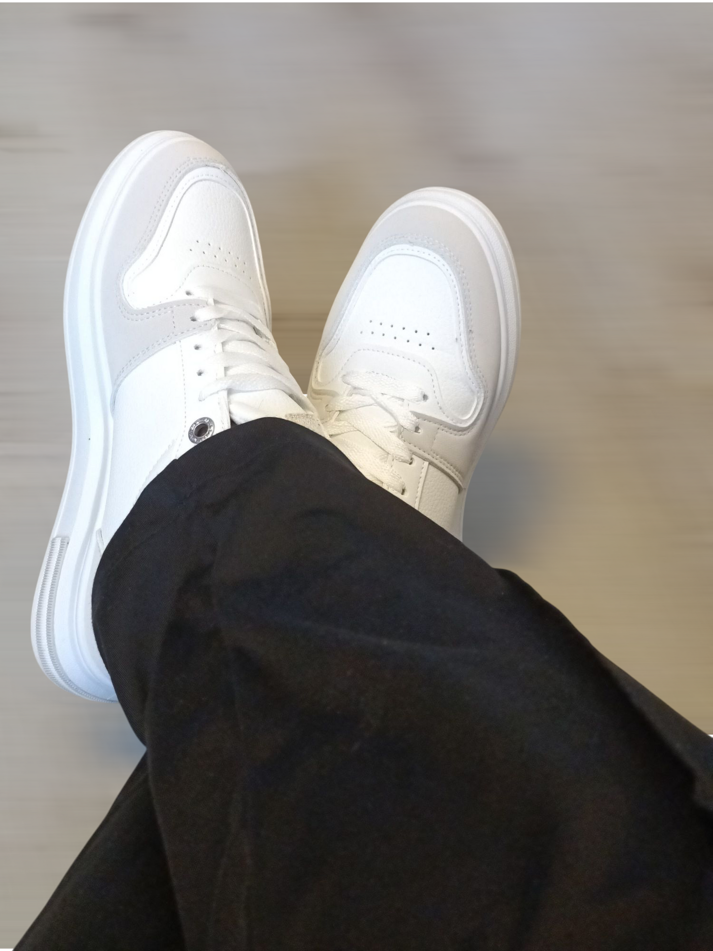 Trendy witte dames sneakers met gouden en beige details