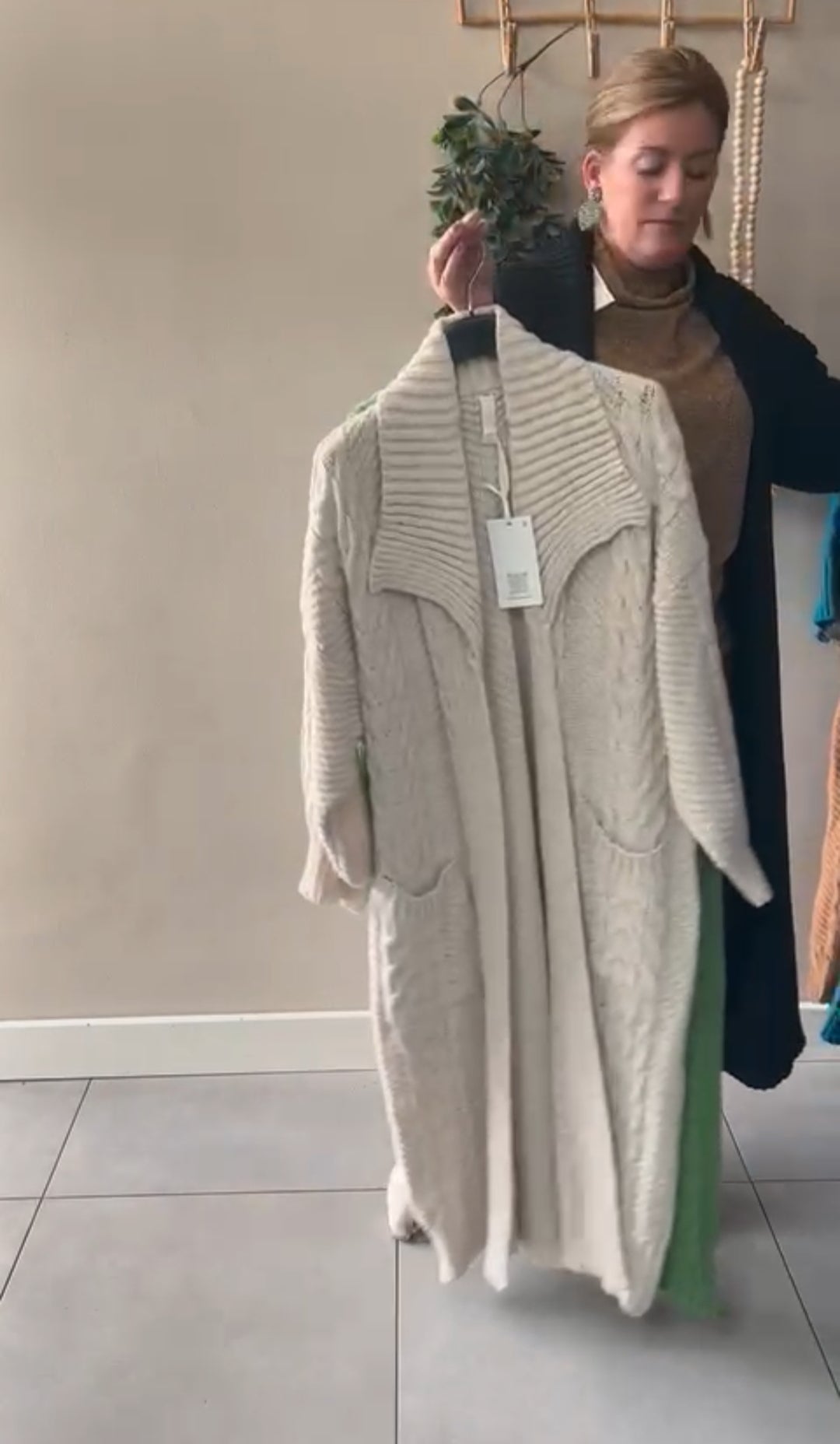 Ziva; Lang Gebreid Kabelvest dames met zakken - Beige.
