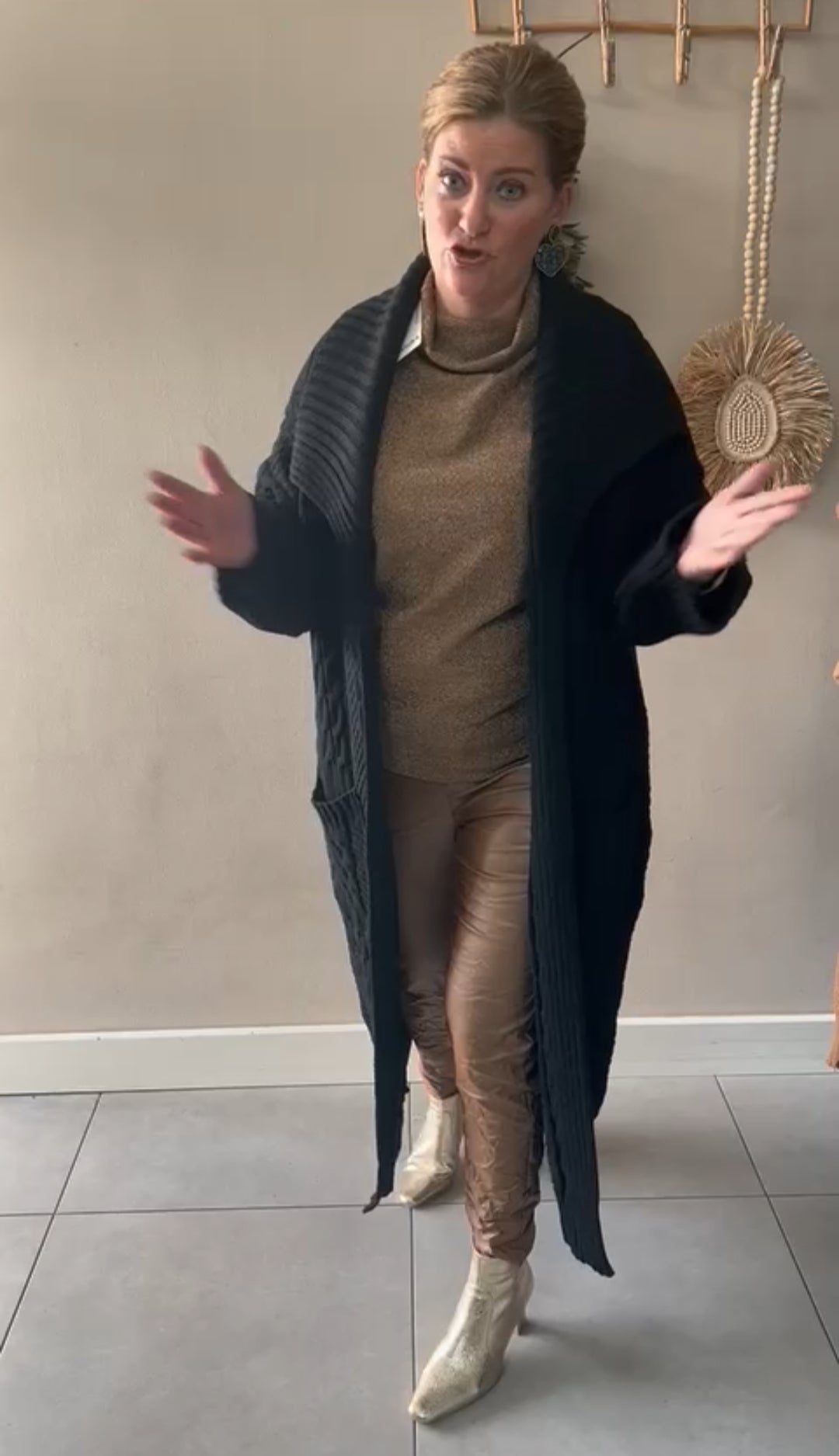 Ziva; Lang Gebreid Kabelvest dames met zakken - Beige.