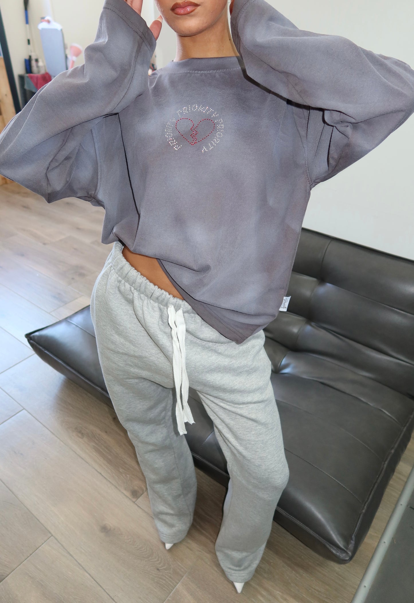 Priority strass shirt: PRIORITY RHINESTONE LONGSLEEVE – Grijs (Washed Grey)
