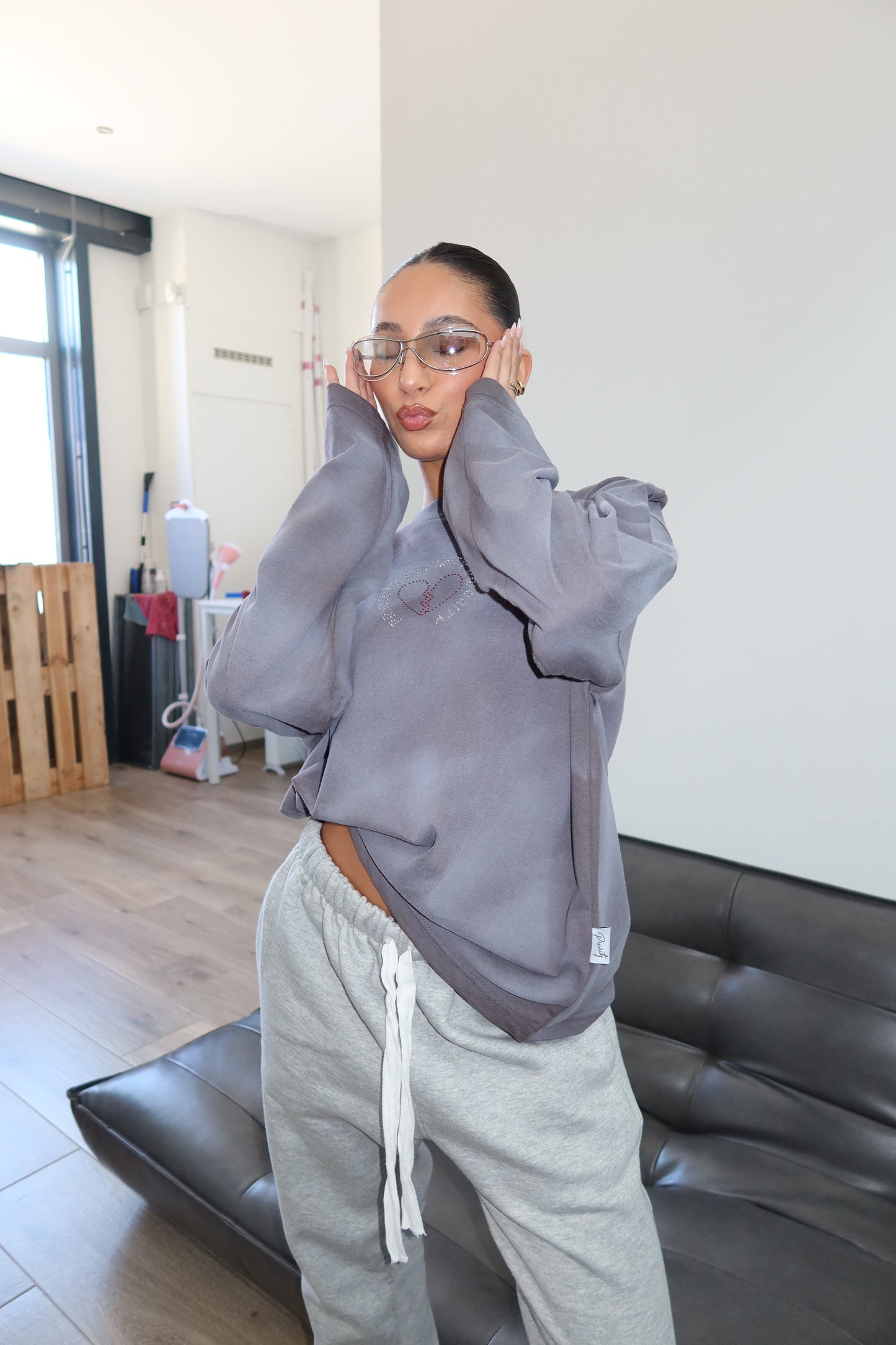 Priority strass shirt: PRIORITY RHINESTONE LONGSLEEVE – Grijs (Washed Grey)