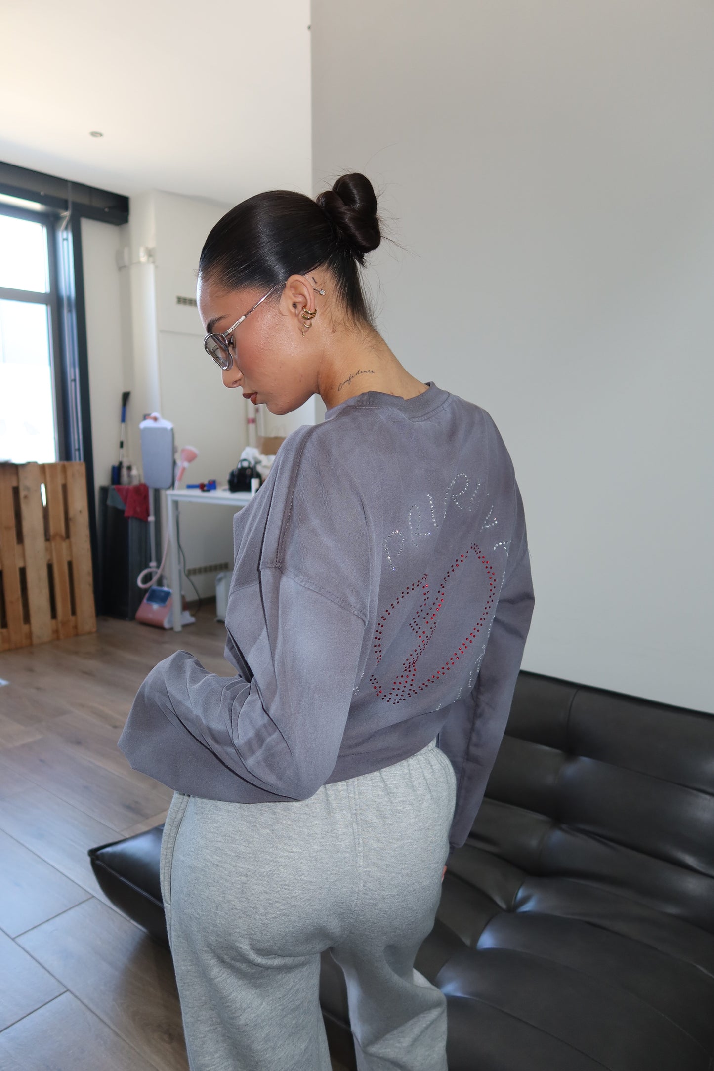 Priority strass shirt: PRIORITY RHINESTONE LONGSLEEVE – Grijs (Washed Grey)