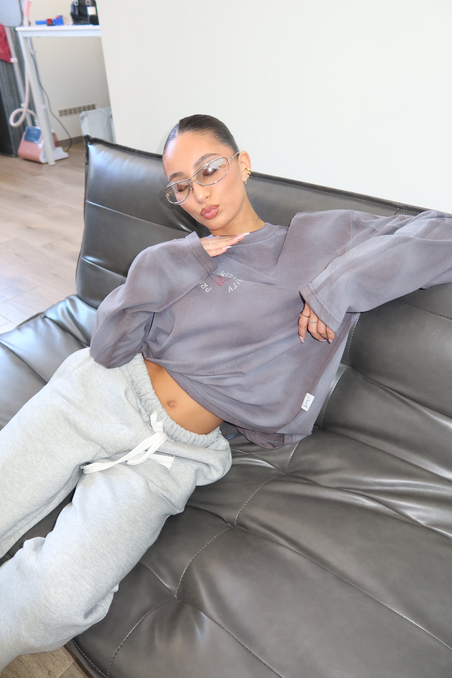 Priority strass shirt: PRIORITY RHINESTONE LONGSLEEVE – Grijs (Washed Grey)