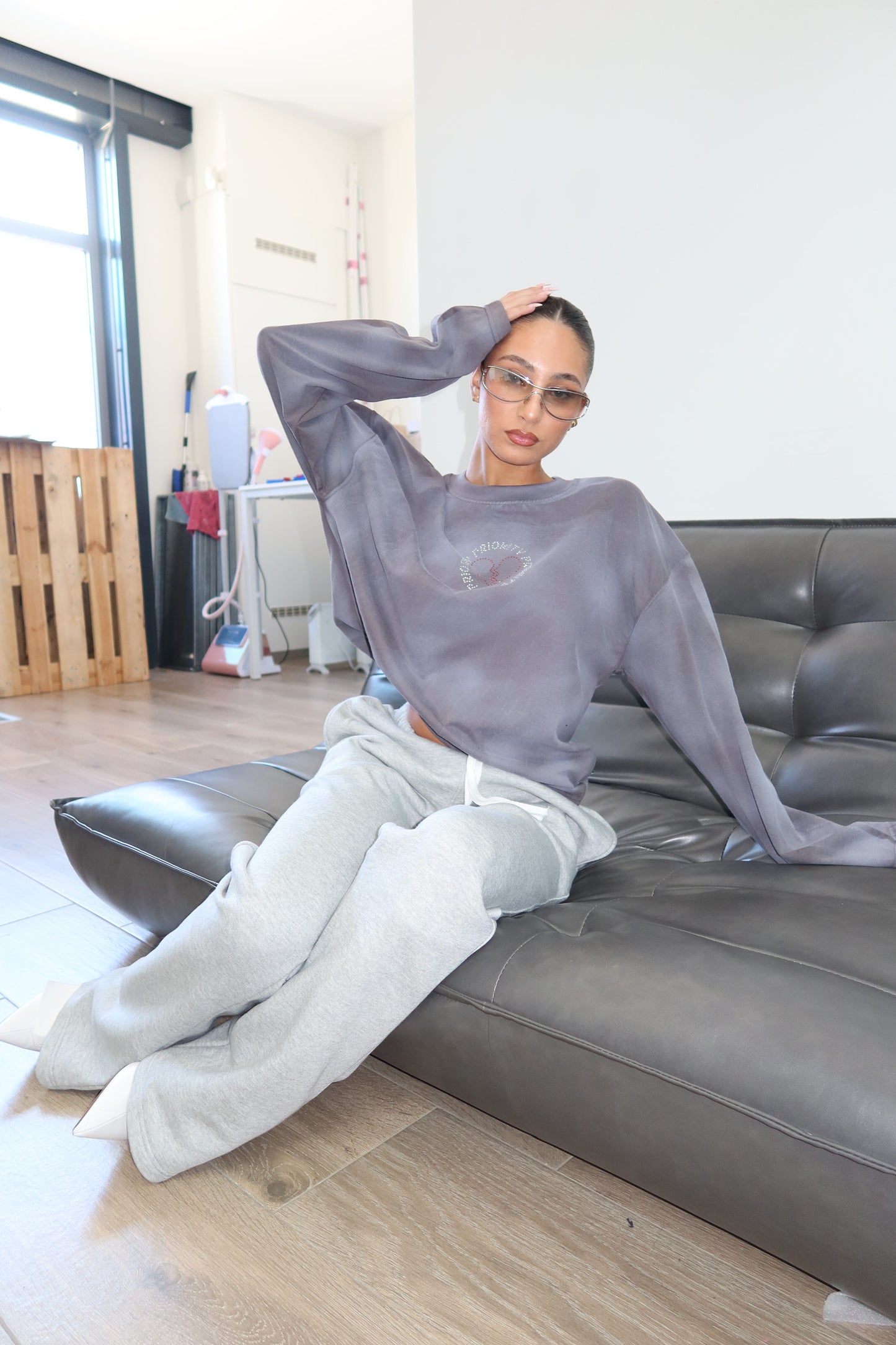 Priority strass shirt: PRIORITY RHINESTONE LONGSLEEVE – Grijs (Washed Grey)