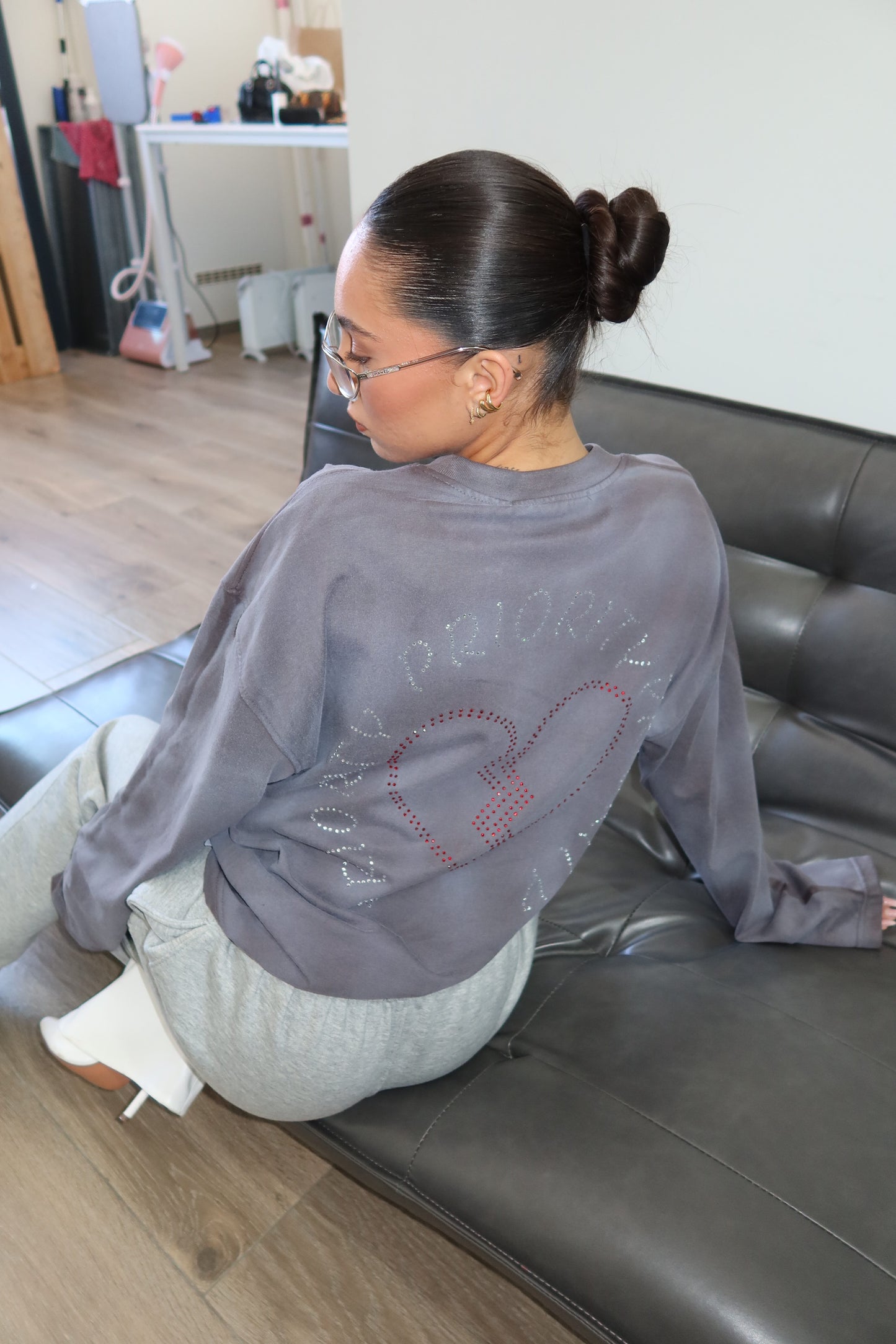 Priority strass shirt: PRIORITY RHINESTONE LONGSLEEVE – Grijs (Washed Grey)
