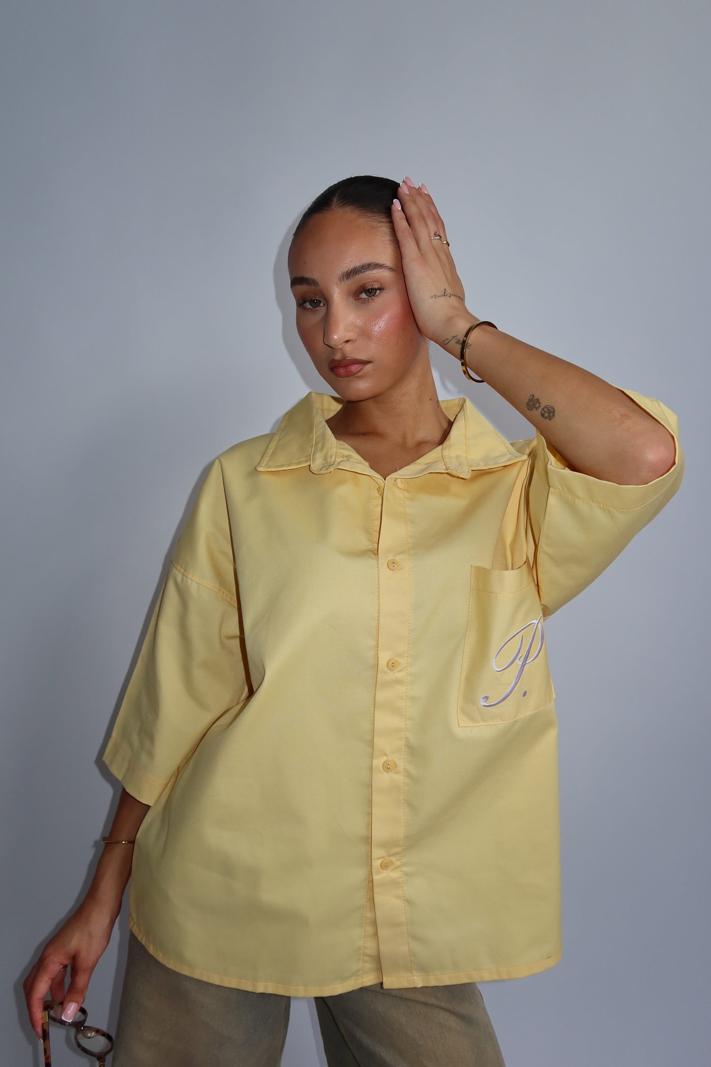 Priority 'P' boyfriend blouse dames - Botergeel | End of Summer collectie