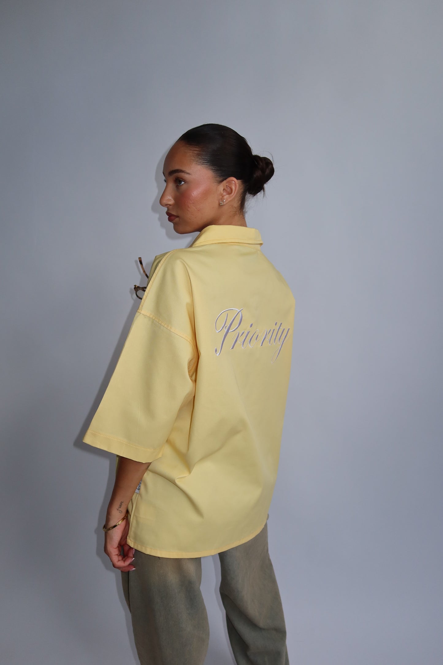 Priority 'P' boyfriend blouse dames - Botergeel | End of Summer collectie