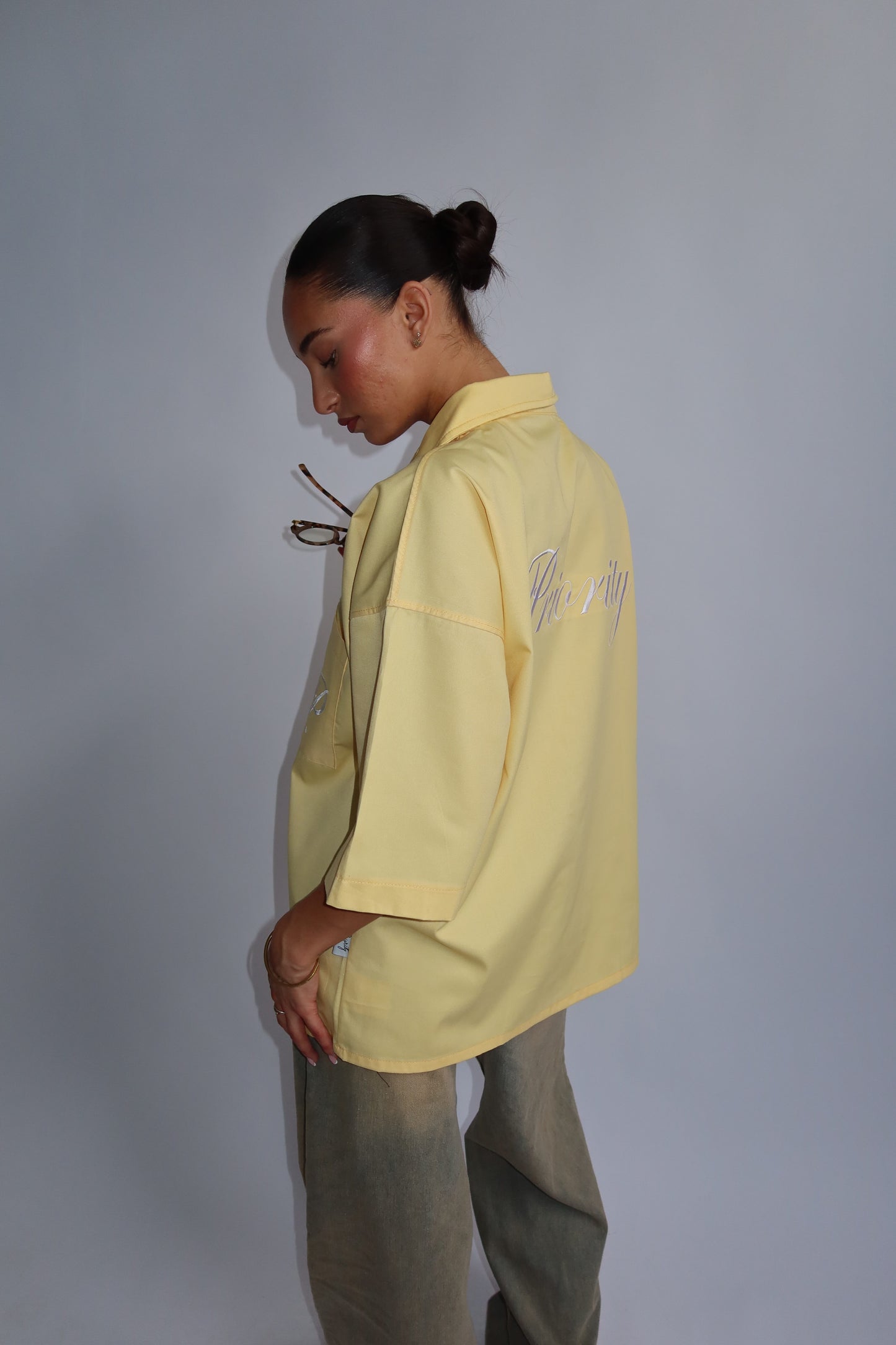 Priority 'P' boyfriend blouse dames - Botergeel | End of Summer collectie
