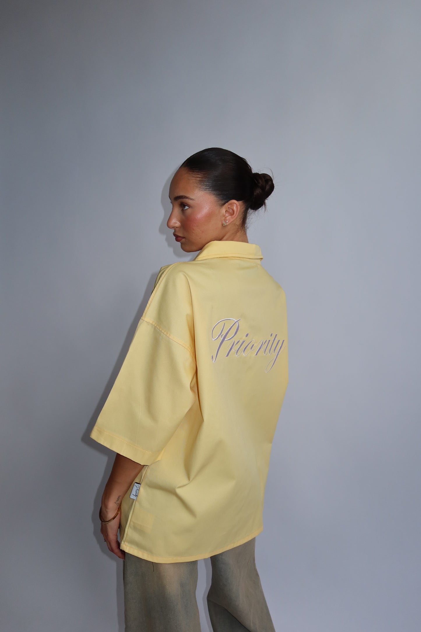 Priority 'P' boyfriend blouse dames - Botergeel | End of Summer collectie