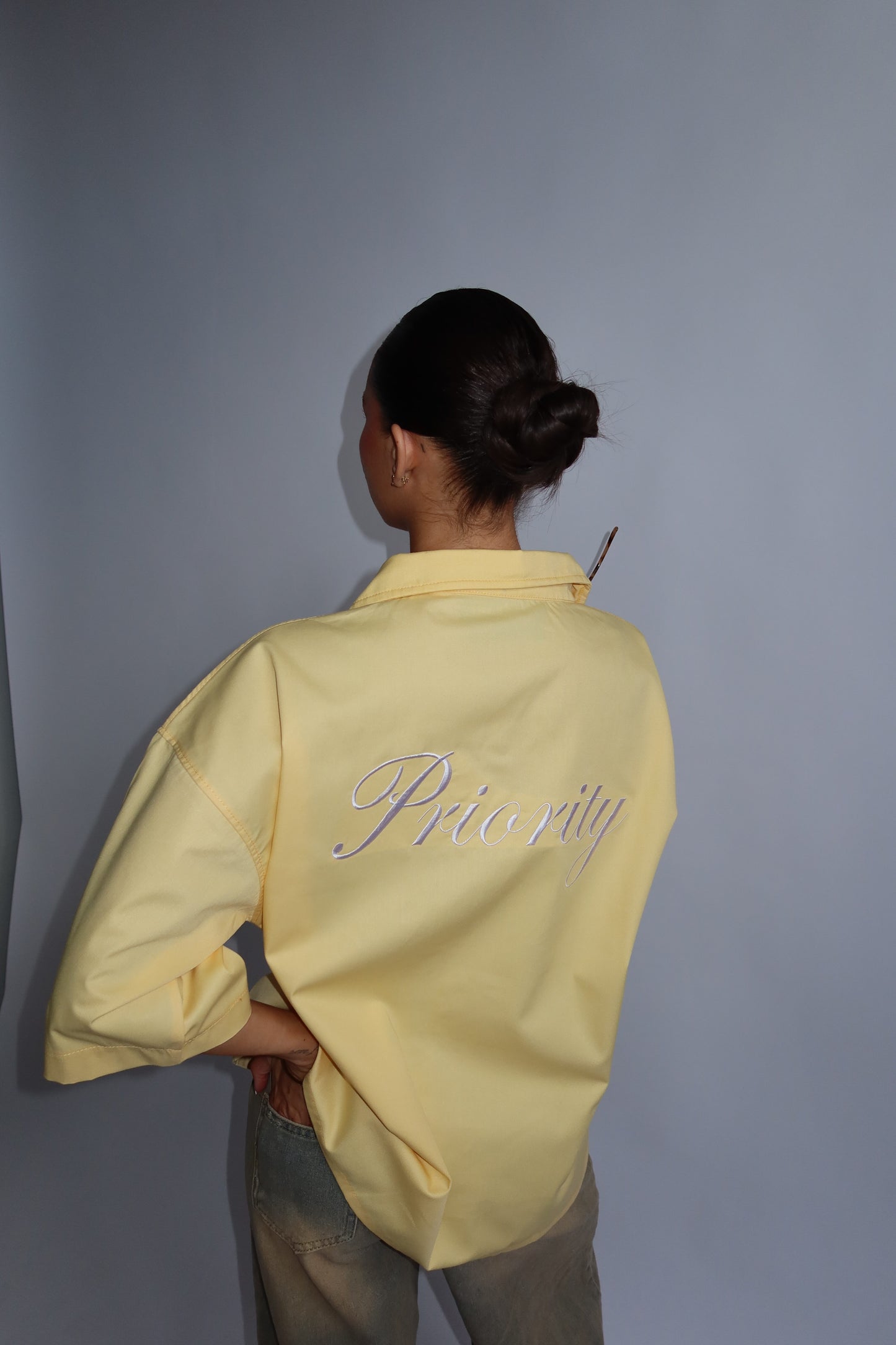 Priority 'P' boyfriend blouse dames - Botergeel | End of Summer collectie