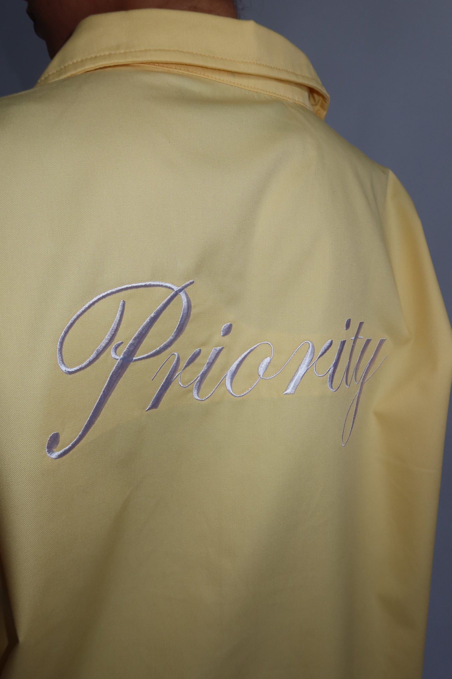 Priority 'P' boyfriend blouse dames - Botergeel | End of Summer collectie