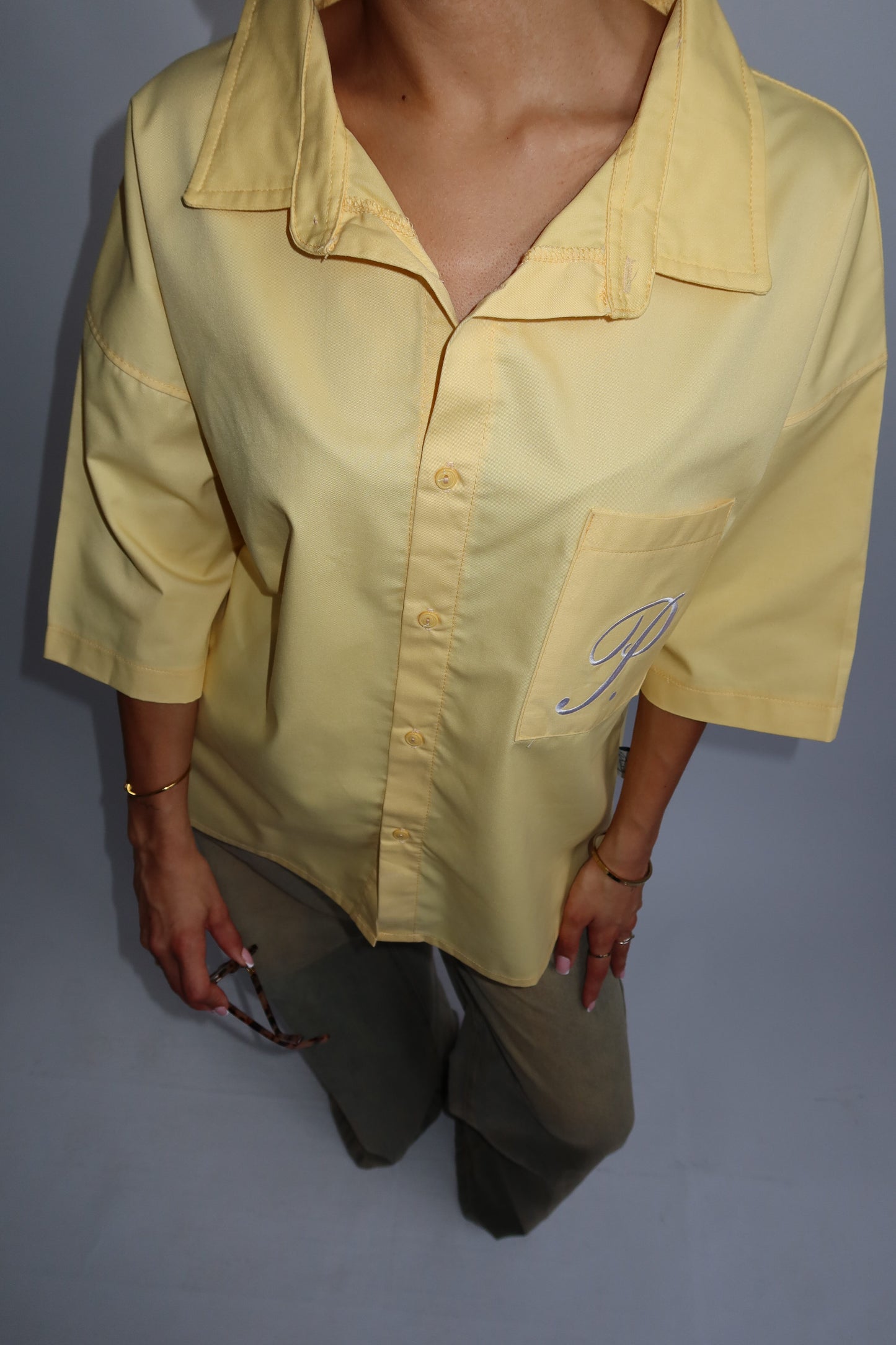 Priority 'P' boyfriend blouse dames - Botergeel | End of Summer collectie