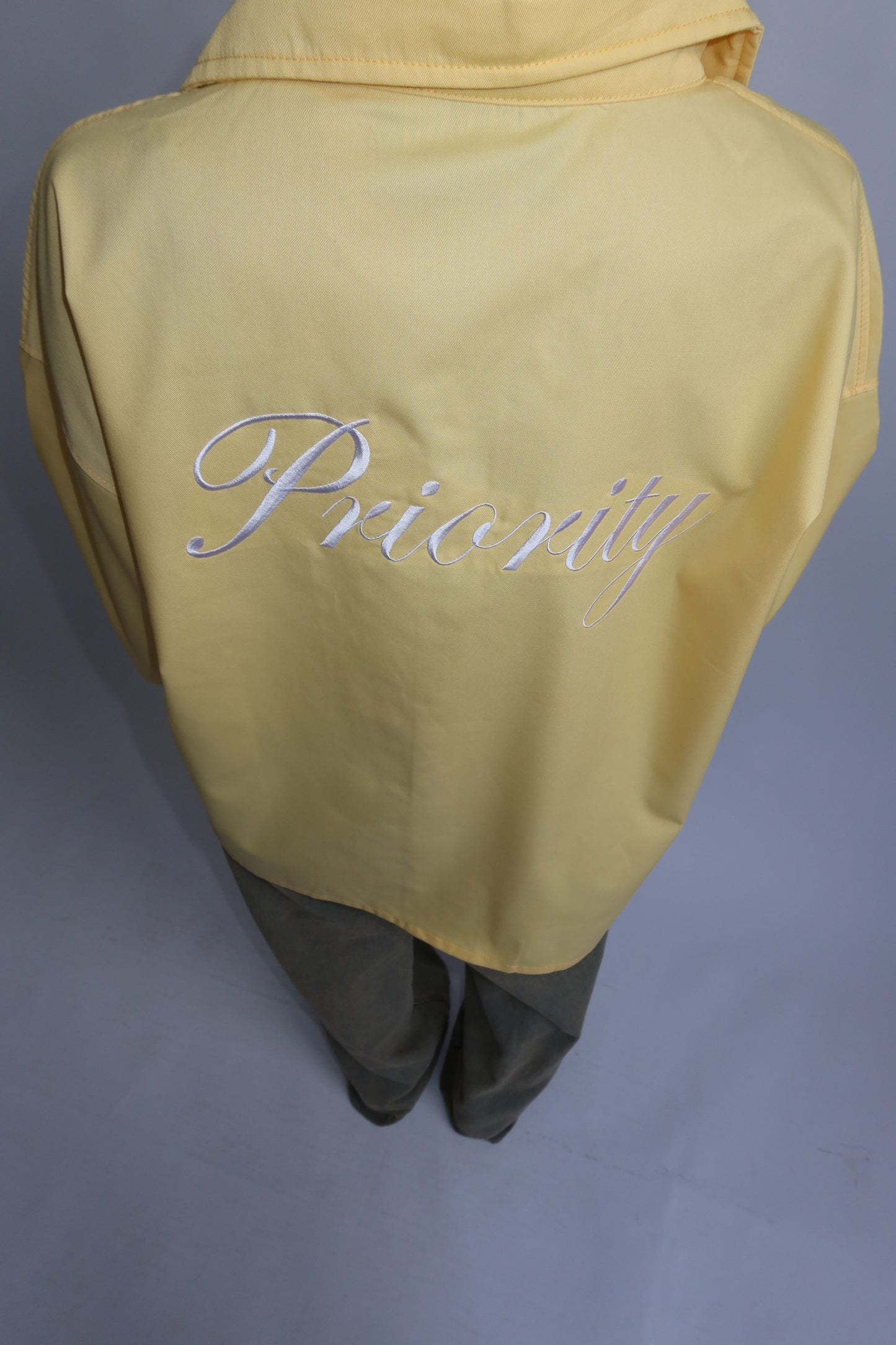 Priority 'P' boyfriend blouse dames - Botergeel | End of Summer collectie