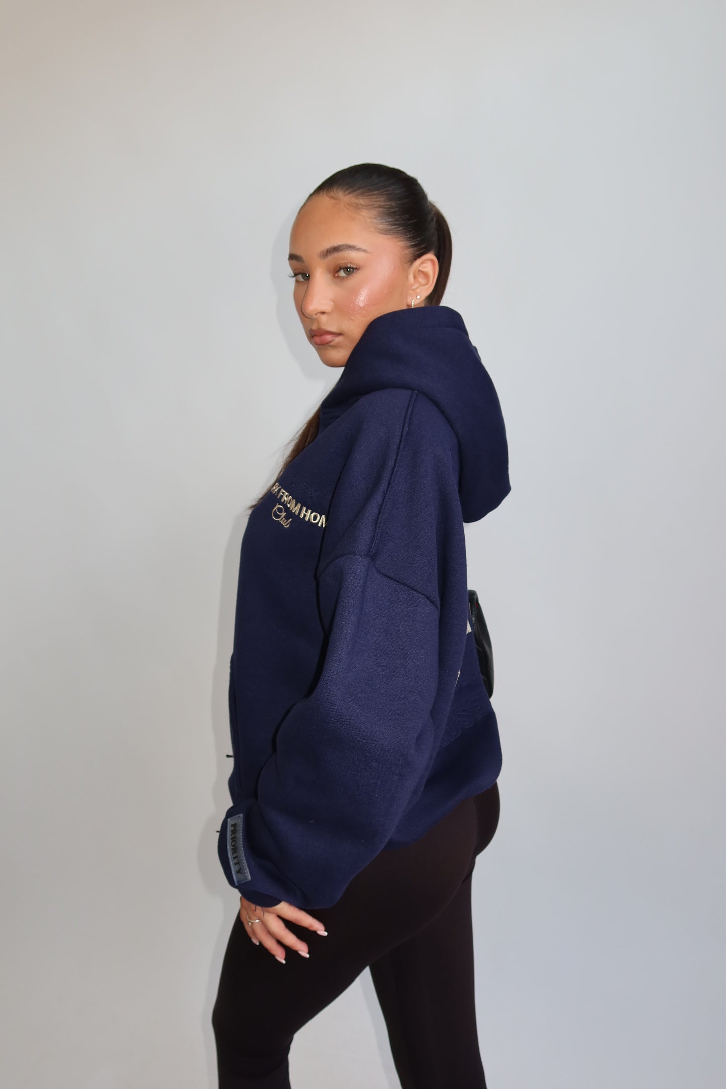 Priority hoodie; Work from Home club essential hoodie AW25 - Donkerblauw (Navy)