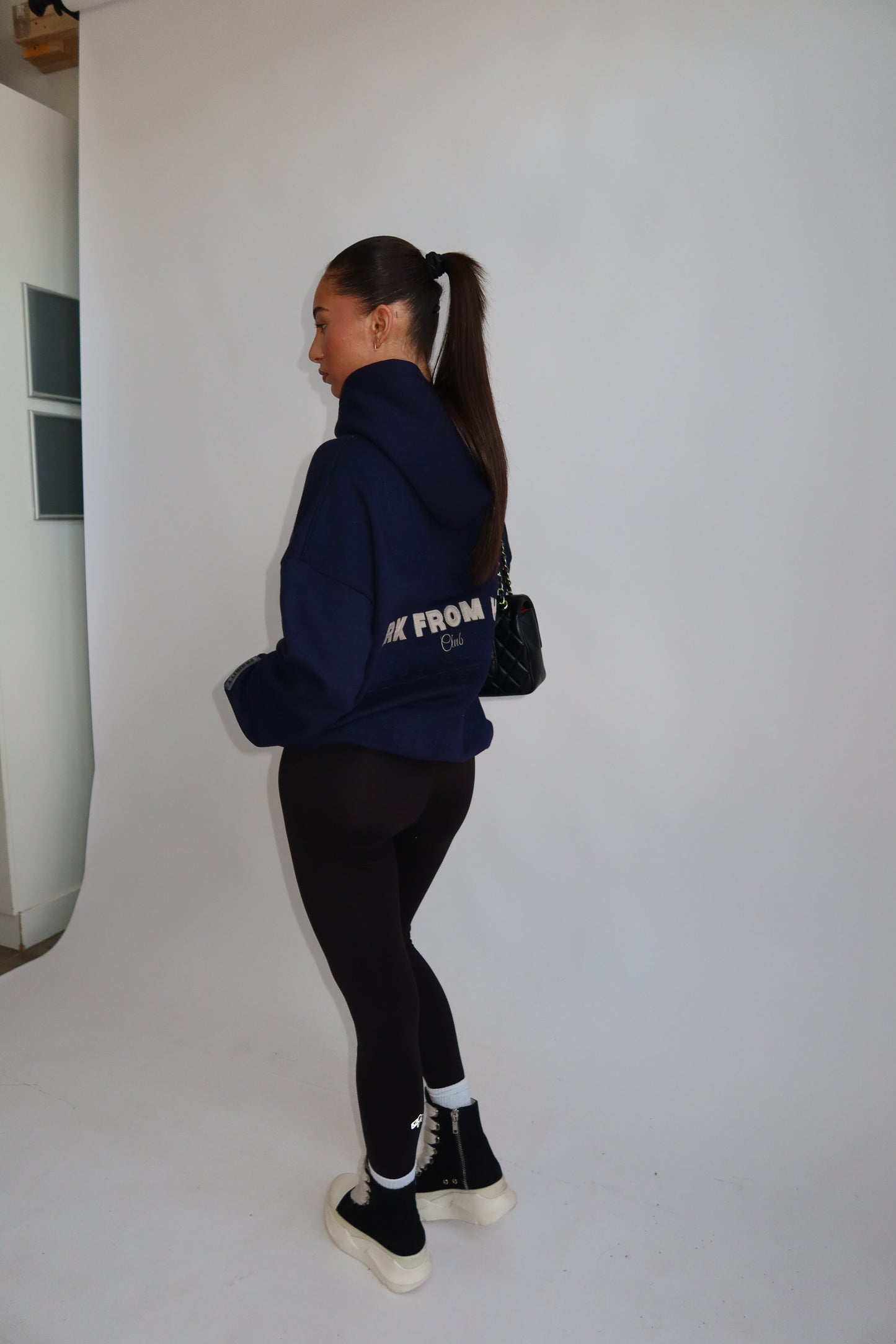 Priority hoodie; Work from Home club essential hoodie AW25 - Donkerblauw (Navy)