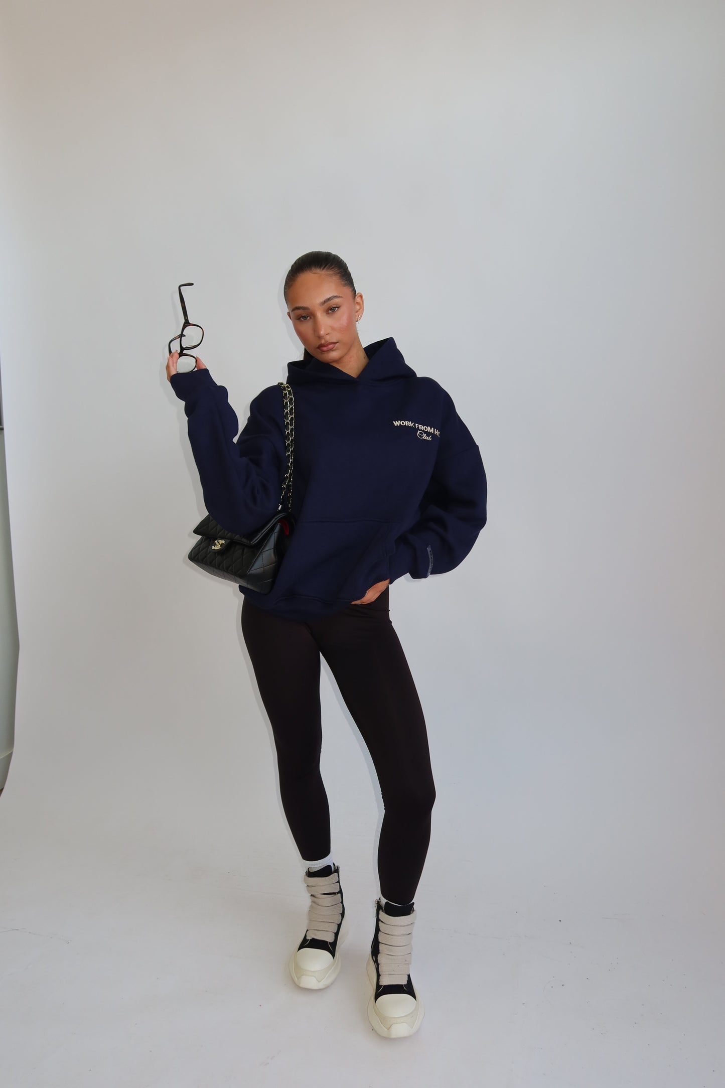 Priority hoodie; Work from Home club essential hoodie AW25 - Donkerblauw (Navy)