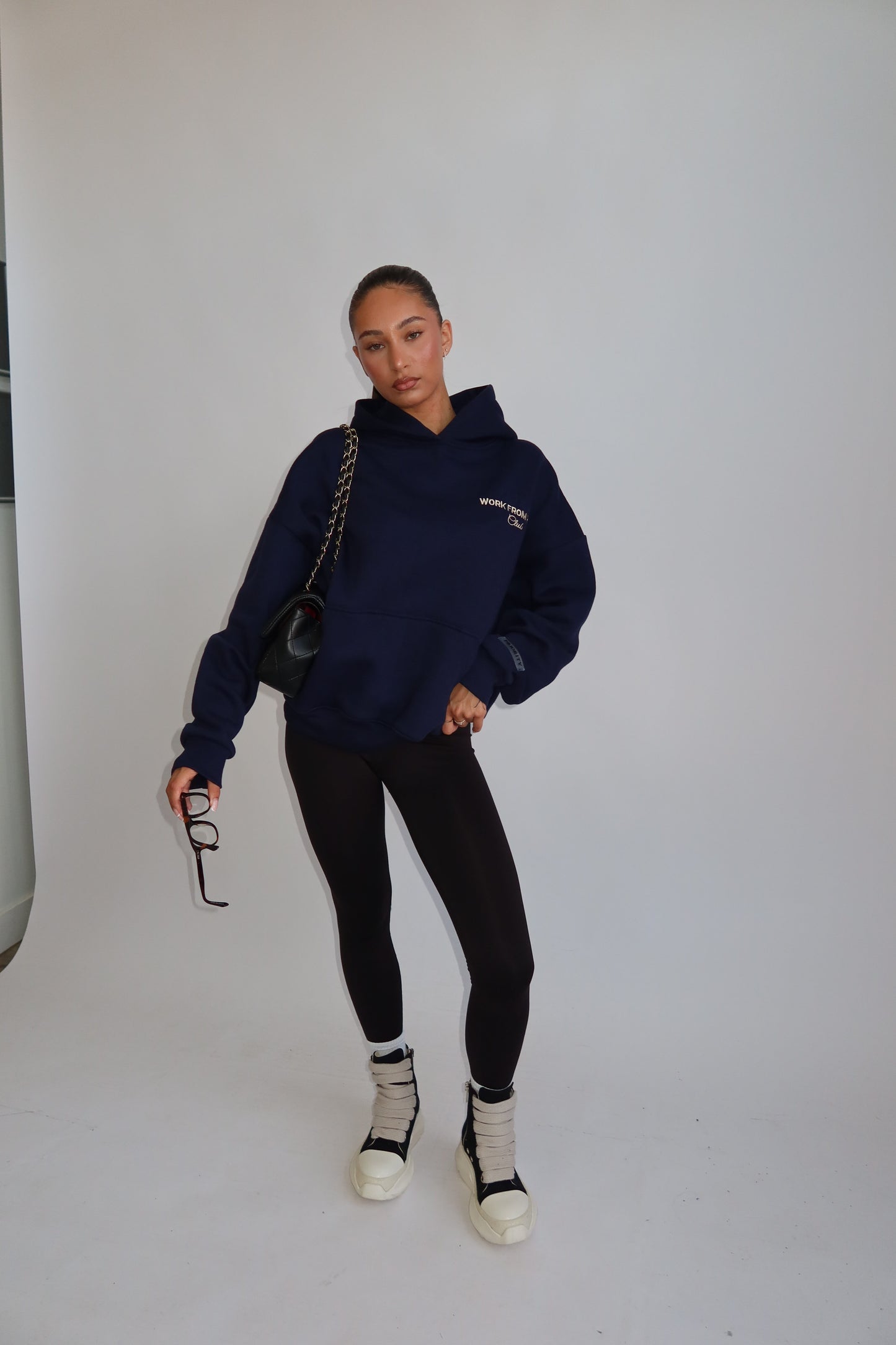 Priority hoodie; Work from Home club essential hoodie AW25 - Donkerblauw (Navy)