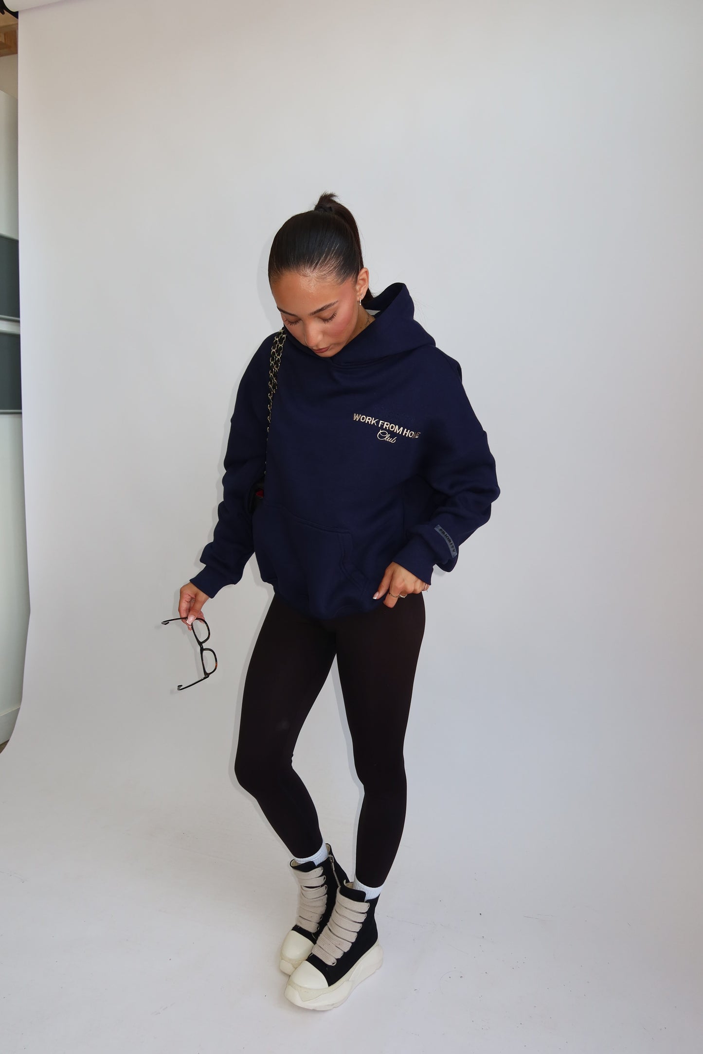 Priority hoodie; Work from Home club essential hoodie AW25 - Donkerblauw (Navy)