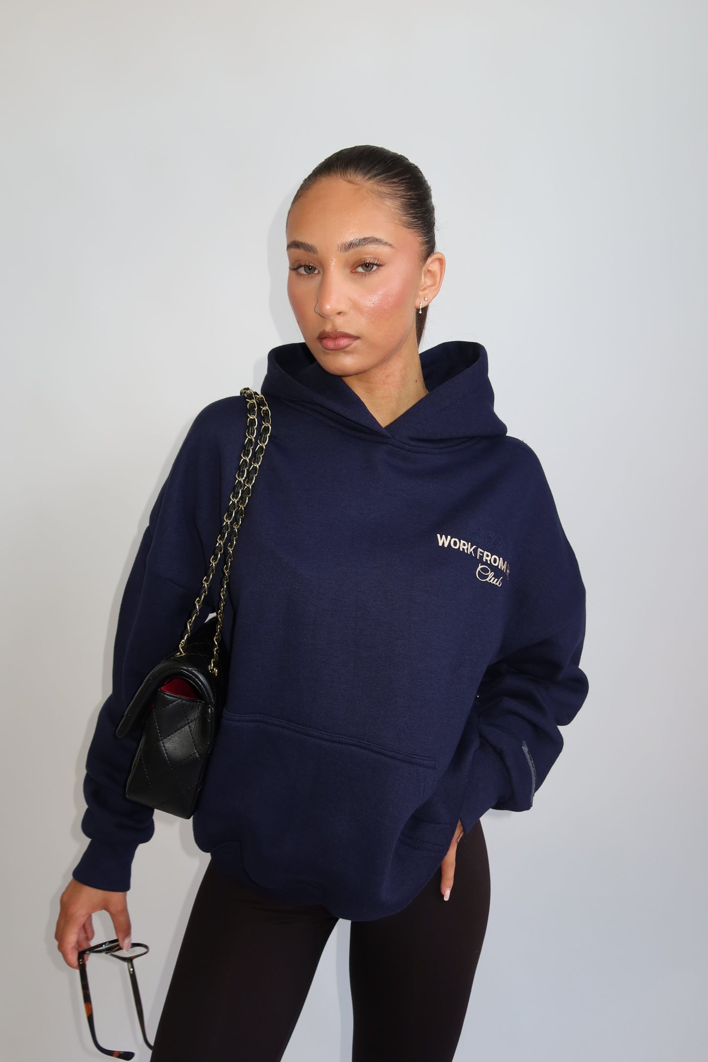 Priority hoodie; Work from Home club essential hoodie AW25 - Donkerblauw (Navy)