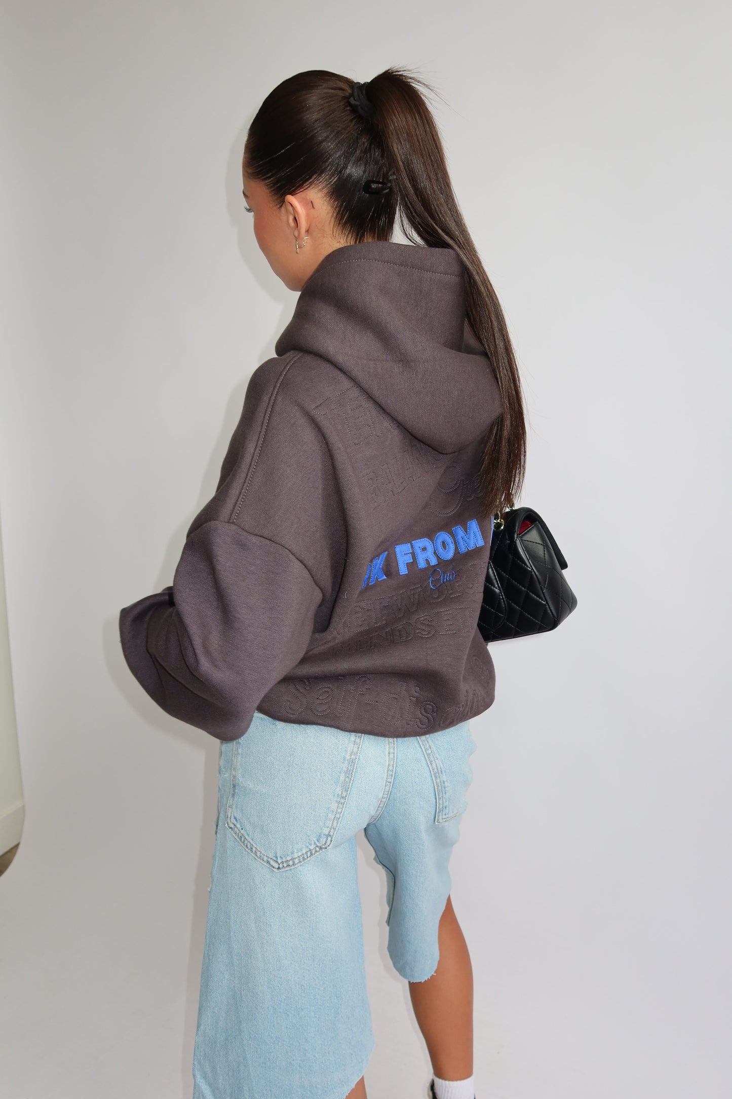 Priority hoodie; Work from Home club essential hoodie AW25 - Donkergrijs (Meteorite Gray)