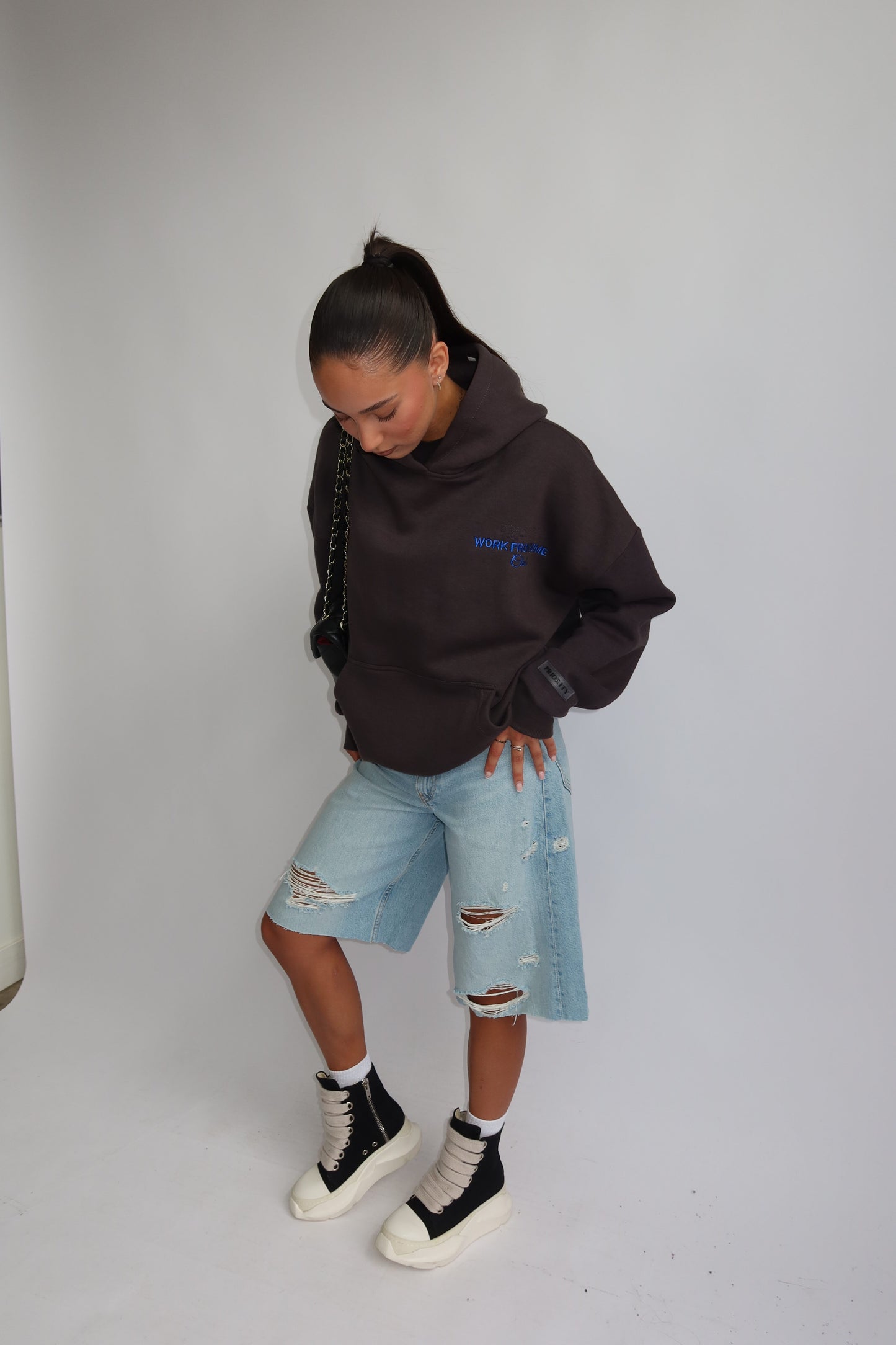 Priority hoodie; Work from Home club essential hoodie AW25 - Donkergrijs (Meteorite Gray)