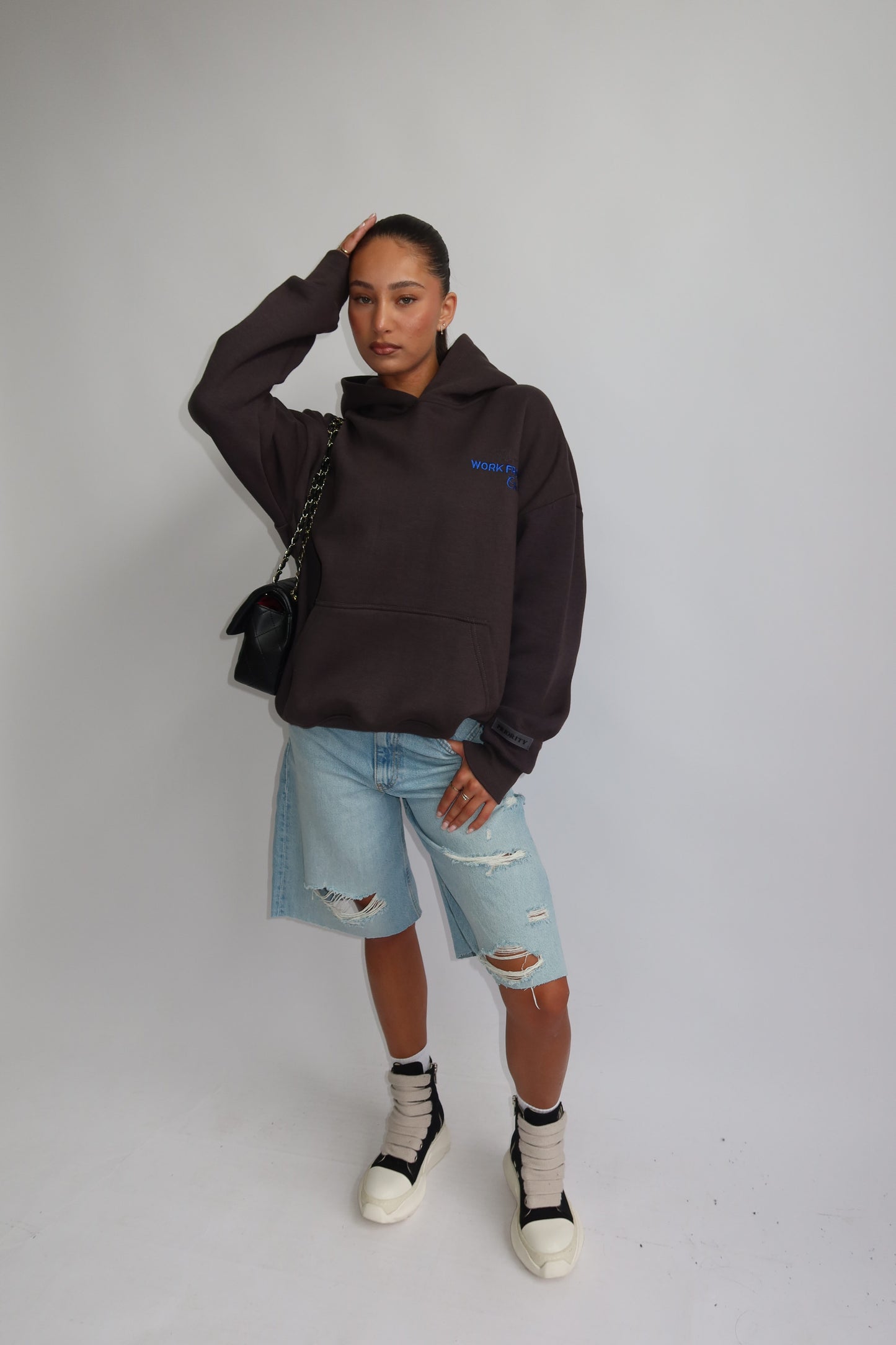 Priority hoodie; Work from Home club essential hoodie AW25 - Donkergrijs (Meteorite Gray)