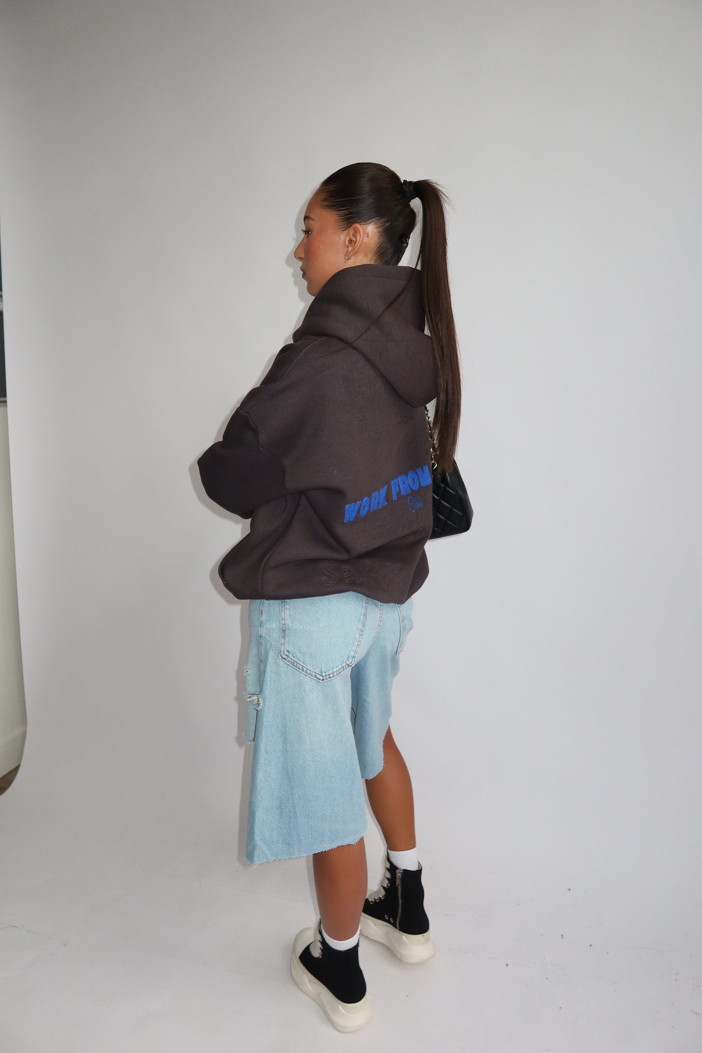 Priority hoodie; Work from Home club essential hoodie AW25 - Donkergrijs (Meteorite Gray)