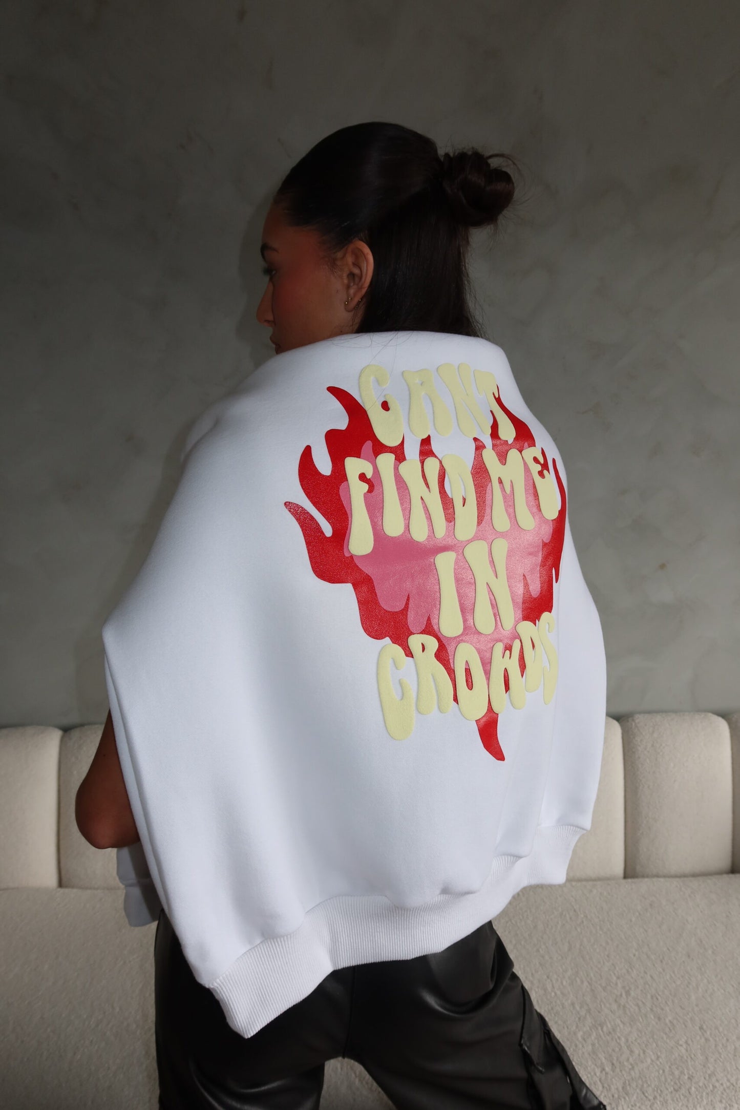 Priority hoodie; Can't Catch me in Crowds - Wit met Rode vlam