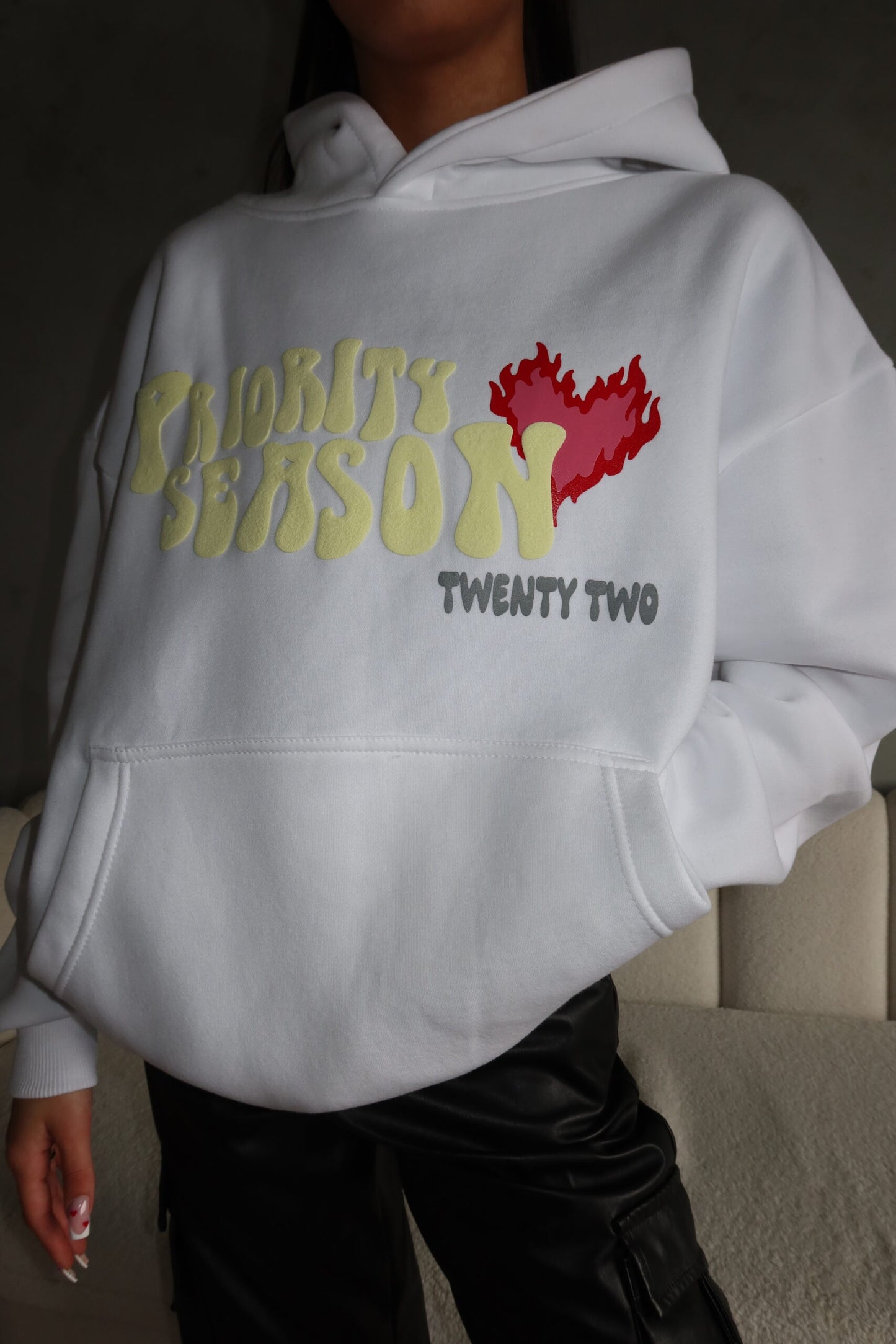 Priority hoodie; Can't Catch me in Crowds - Wit met Rode vlam