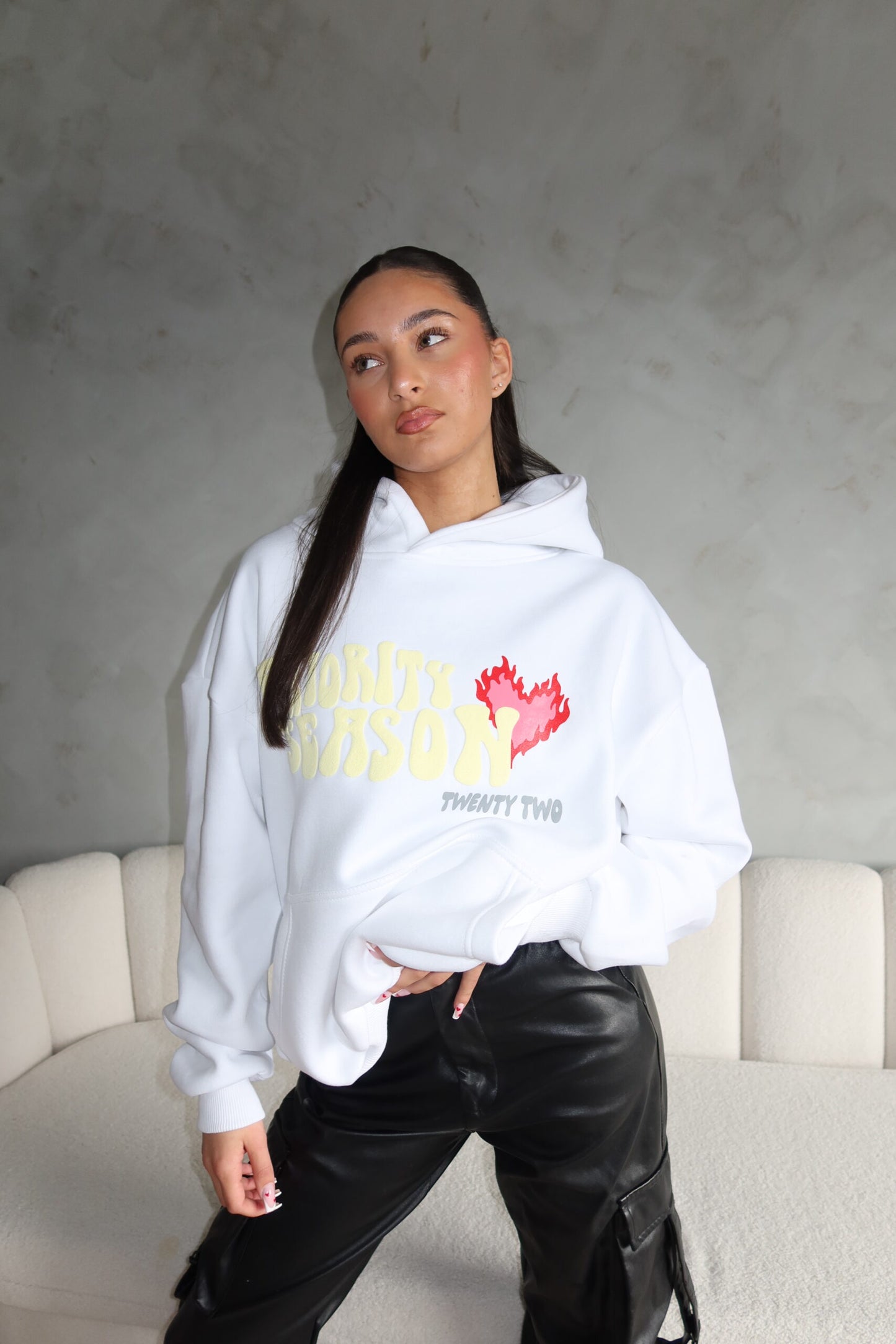 Priority hoodie; Can't Catch me in Crowds - Wit met Rode vlam