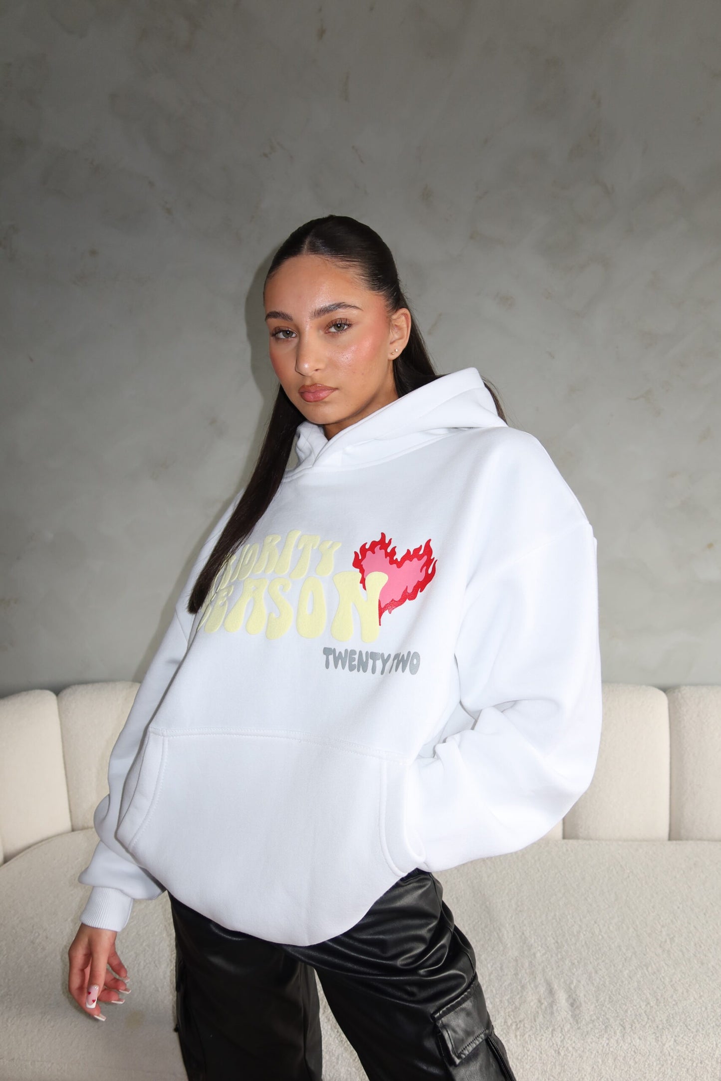 Priority hoodie; Can't Catch me in Crowds - Wit met Rode vlam