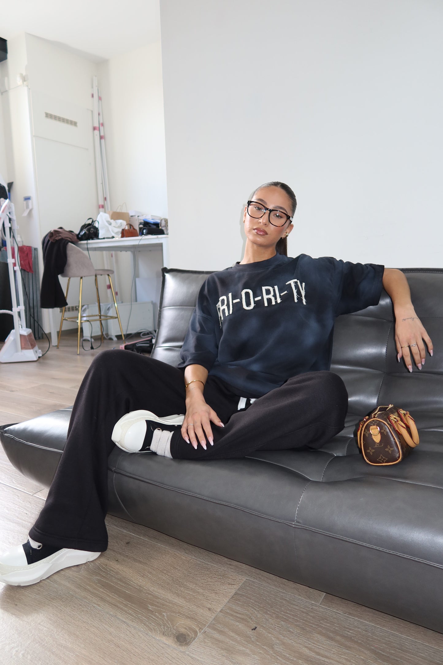 Priority: PRI-O-RI-TY tee SS25 – Zwart (Washed Black)