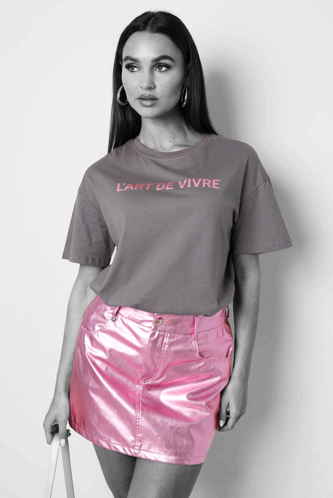 Roze metallic rok voor dames en grijs t-shirt.