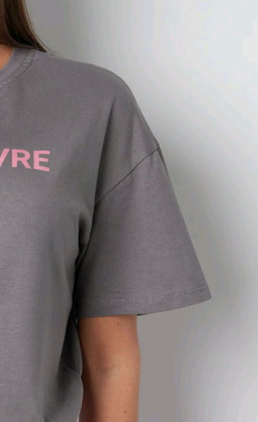 Gimme t-shirt dames met tekst; L'art de vivre - Grijs / Metallic roze| Tee Time collectie