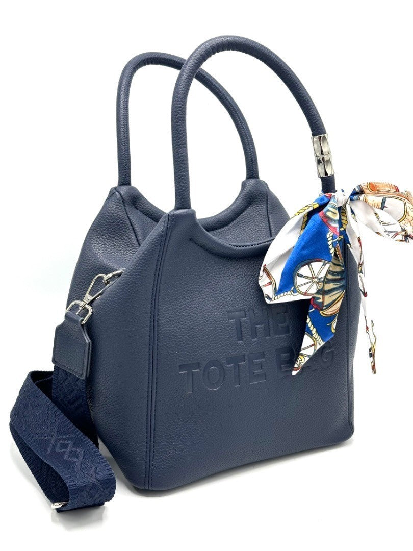 "The Tote Bag" dupes - marineblauwe shopper met sjaaltje; zij-aanzicht met lang hengsel.
