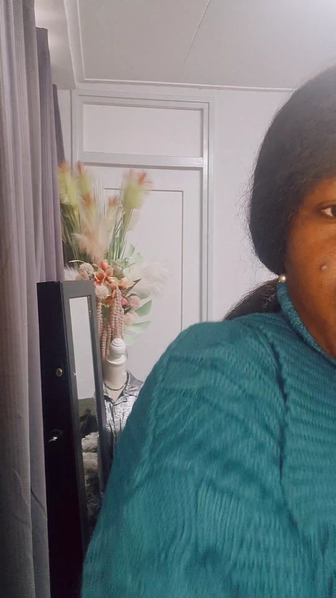Ziva; Lang Gebreid Kabelvest dames met zakken - Petrol.