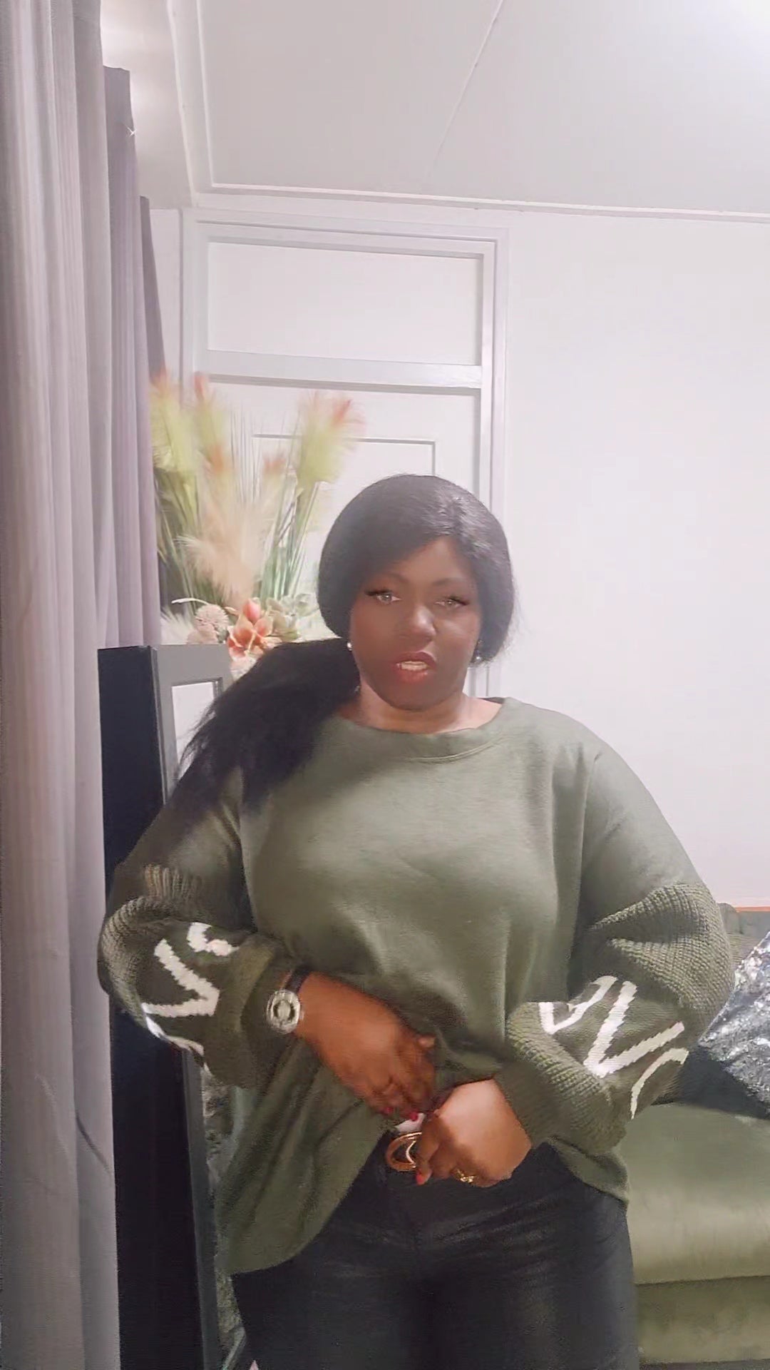 Trui In Love - Olijfgroene/ Kaki Zachte Trui met Gebreide Mouwen met de tekst LOVE.