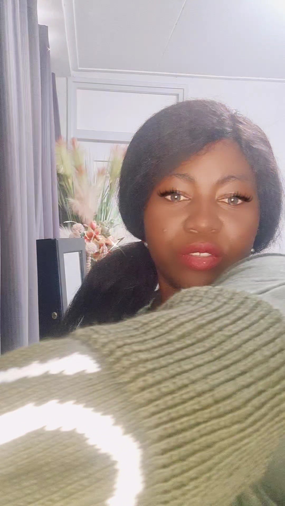 Trui In Love - Olijfgroene/ Kaki Zachte Trui met Gebreide Mouwen met de tekst LOVE.