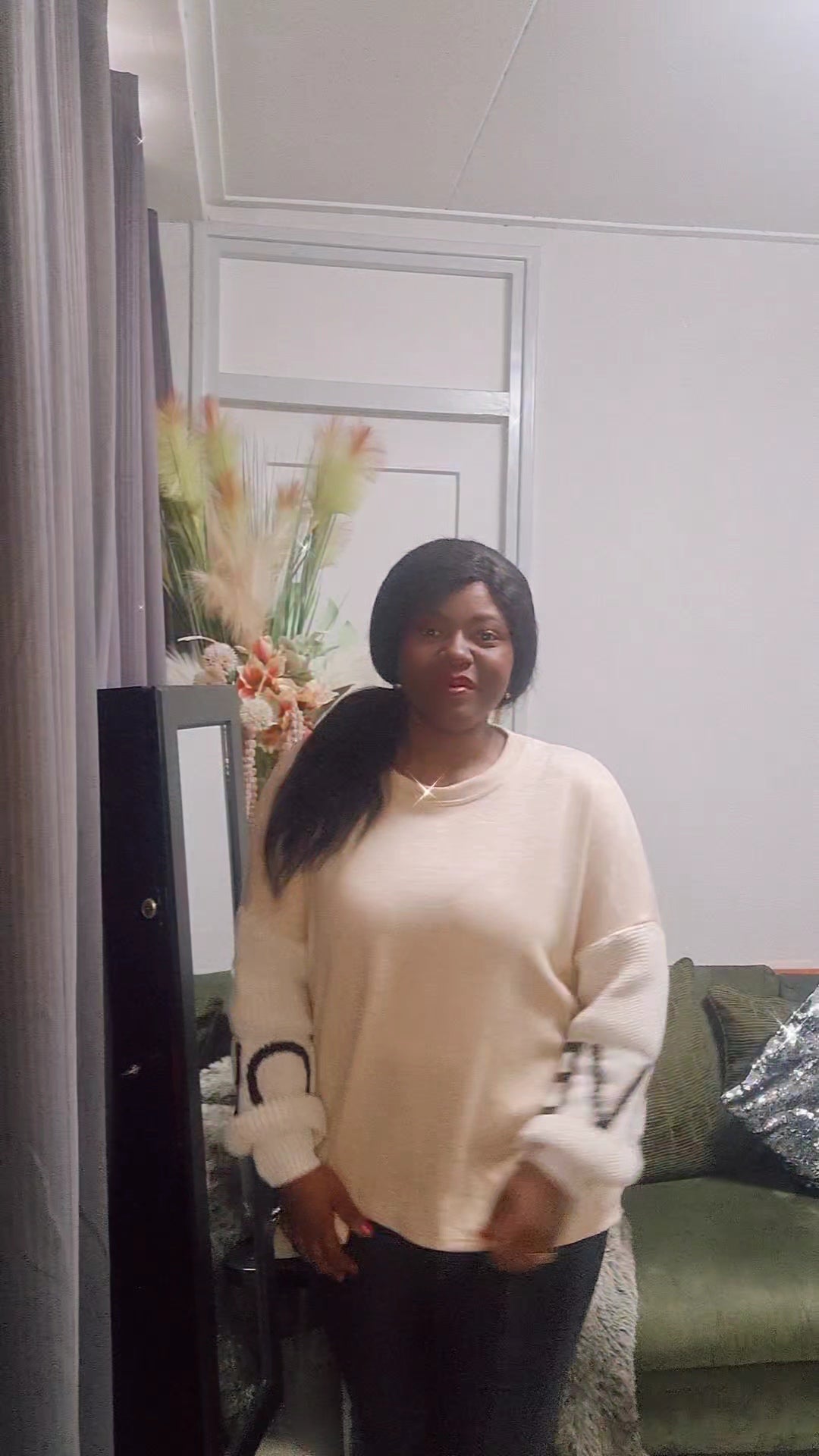 Plussize Trui In Love - Beige Zachte Trui met Gebreide Mouwen met de tekst LOVE.