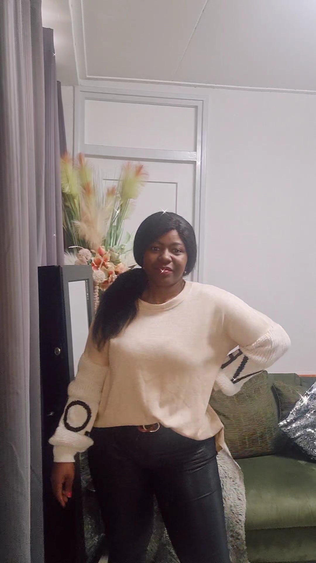 Plussize Trui In Love - Beige Zachte Trui met Gebreide Mouwen met de tekst LOVE.
